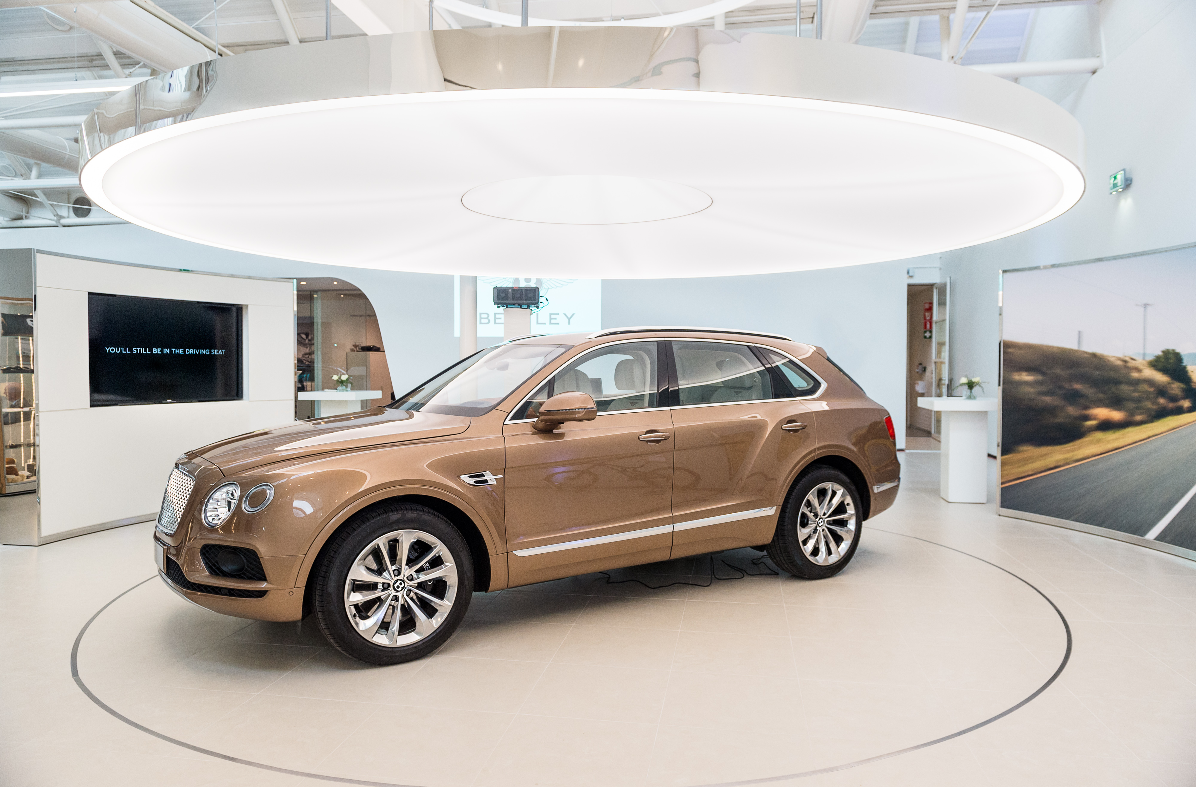 Het Koopmanshuis in Leusden vormt het vernieuwde epicentrum van drie prestigemerken: Bentley, Bugatti en Lamborghini. De drie merken vinden daar hun nieuwste showroom en belevingswereld voor klanten.