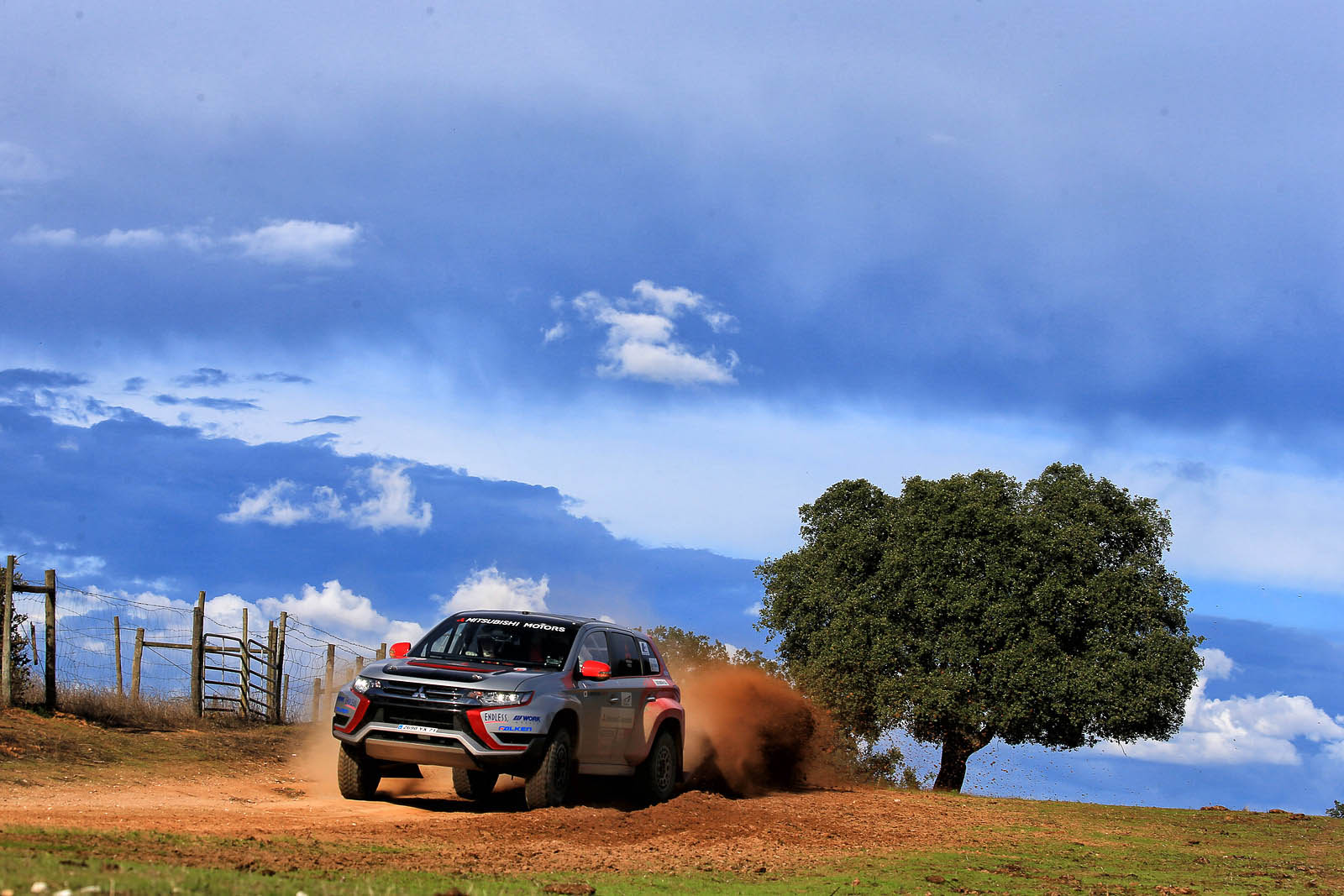 De Mitsubishi Outlander PHEV Racer nam deel aan Baja Portalegre 500 om te bewijzen dat plug-in hybride techniek ook onder zware omstandigheden zijn dienst bewijst.