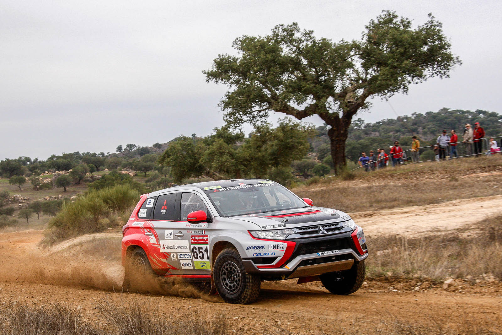 De Mitsubishi Outlander PHEV Racer nam deel aan Baja Portalegre 500 om te bewijzen dat plug-in hybride techniek ook onder zware omstandigheden zijn dienst bewijst.