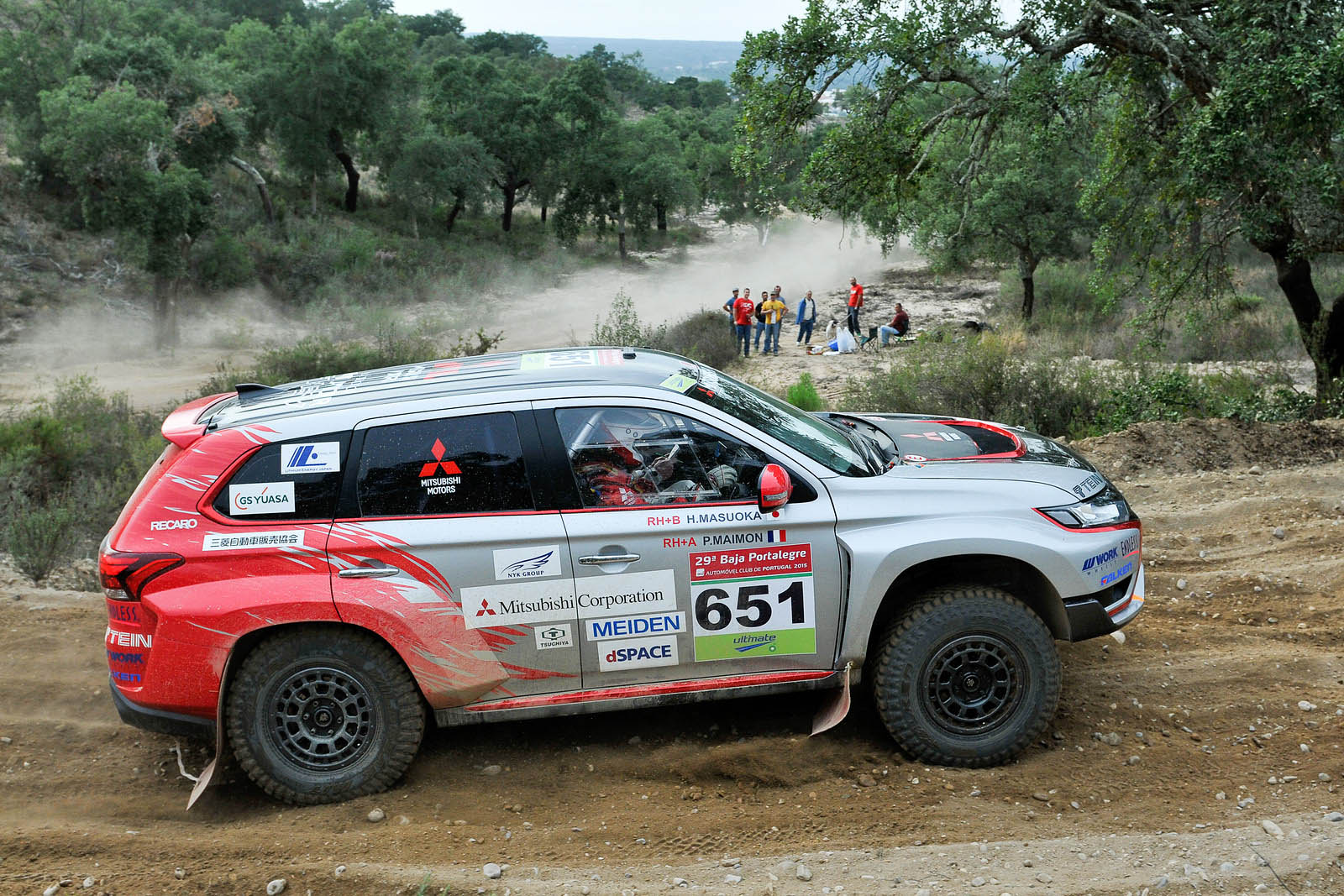 De Mitsubishi Outlander PHEV Racer nam deel aan Baja Portalegre 500 om te bewijzen dat plug-in hybride techniek ook onder zware omstandigheden zijn dienst bewijst.