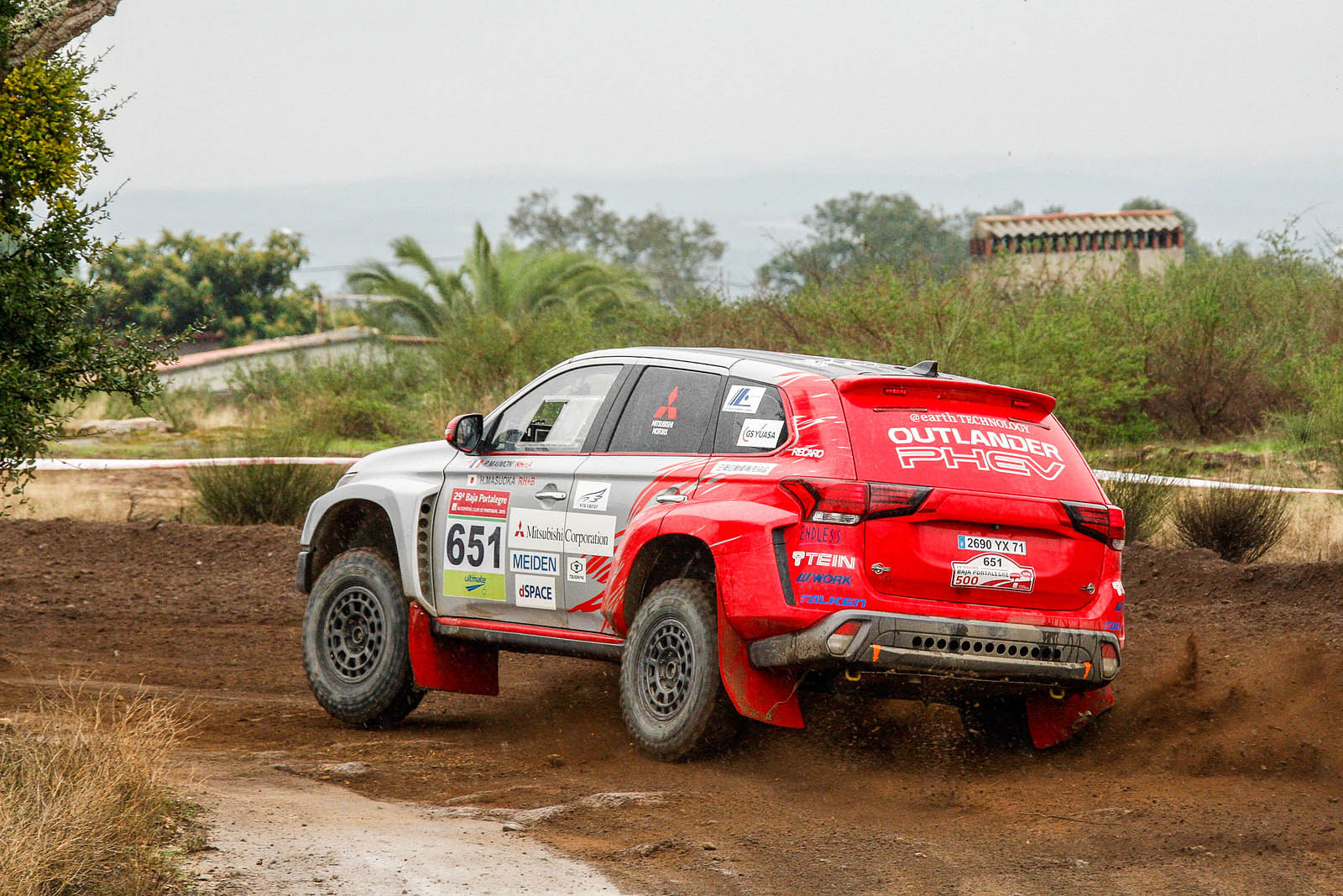 De Mitsubishi Outlander PHEV Racer nam deel aan Baja Portalegre 500 om te bewijzen dat plug-in hybride techniek ook onder zware omstandigheden zijn dienst bewijst.