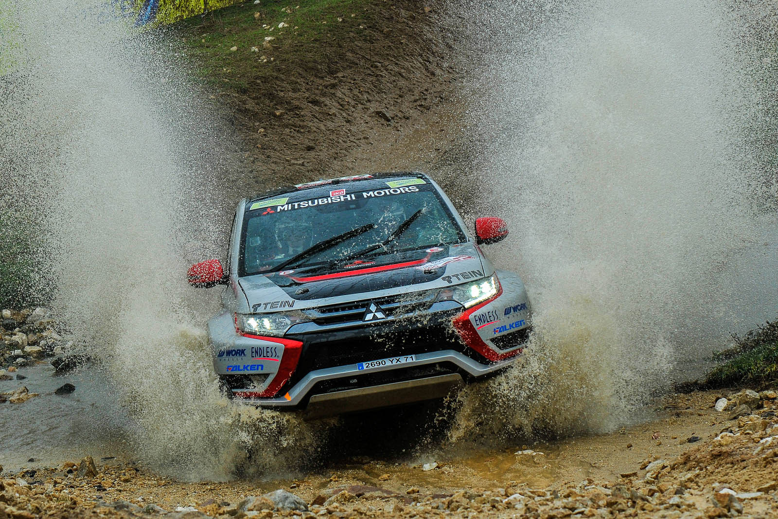 De Mitsubishi Outlander PHEV Racer nam deel aan Baja Portalegre 500 om te bewijzen dat plug-in hybride techniek ook onder zware omstandigheden zijn dienst bewijst.