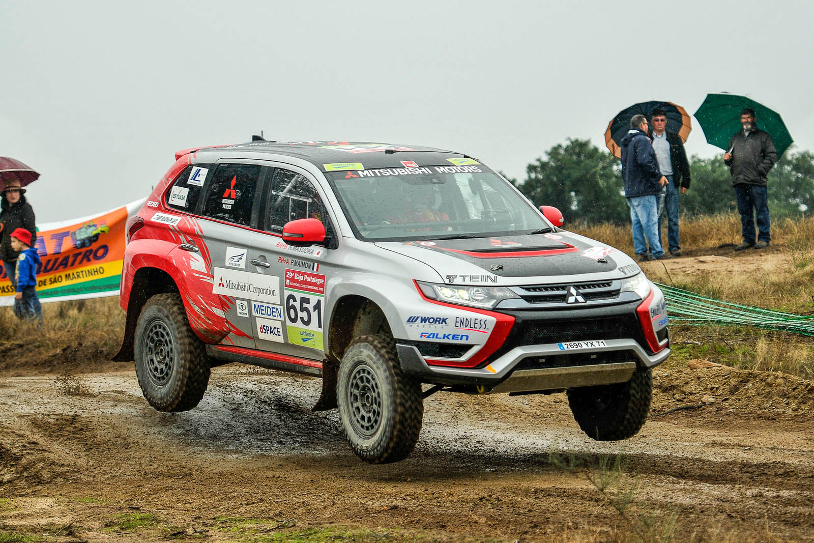 De Mitsubishi Outlander PHEV Racer nam deel aan Baja Portalegre 500 om te bewijzen dat plug-in hybride techniek ook onder zware omstandigheden zijn dienst bewijst.
