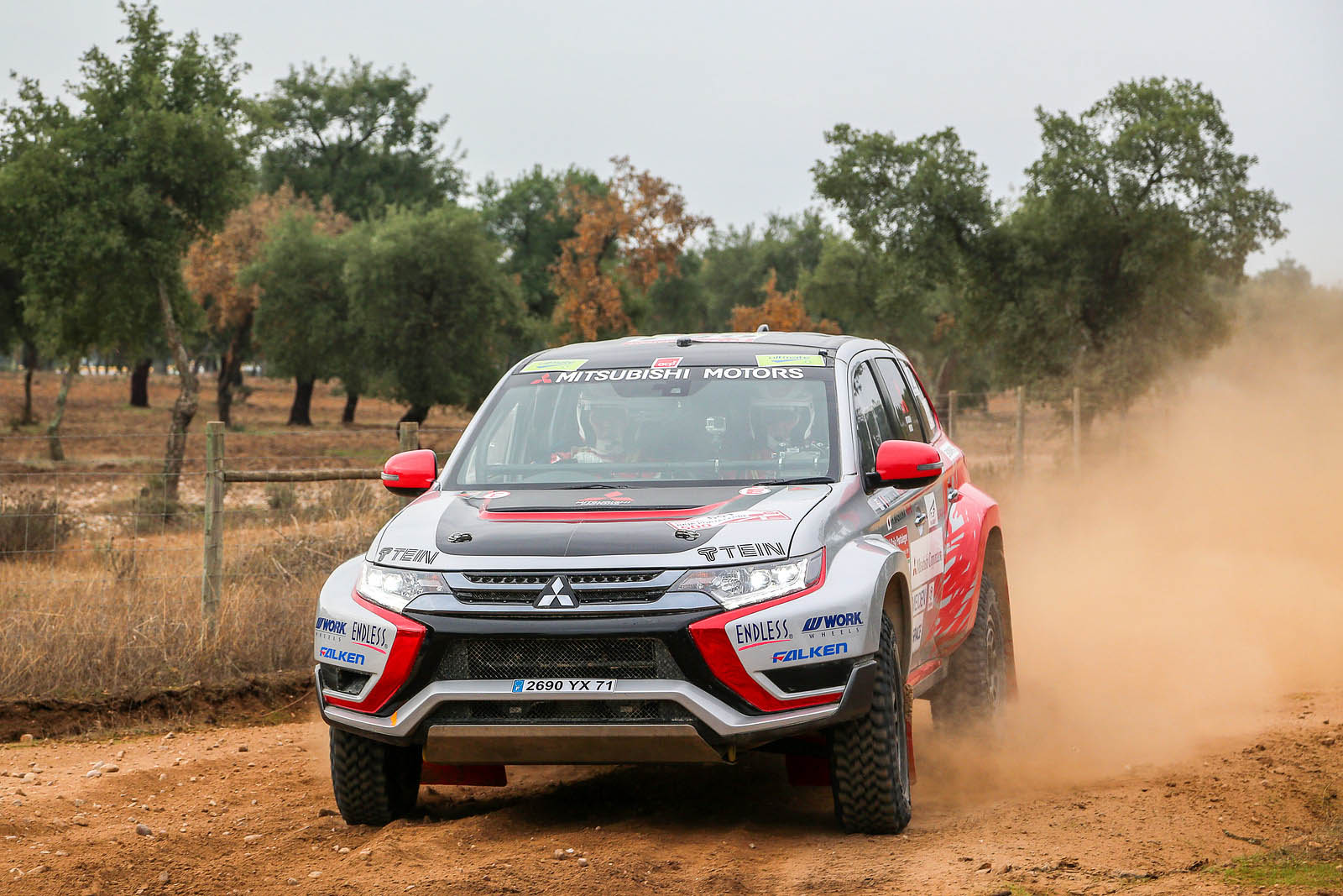 De Mitsubishi Outlander PHEV Racer nam deel aan Baja Portalegre 500 om te bewijzen dat plug-in hybride techniek ook onder zware omstandigheden zijn dienst bewijst.