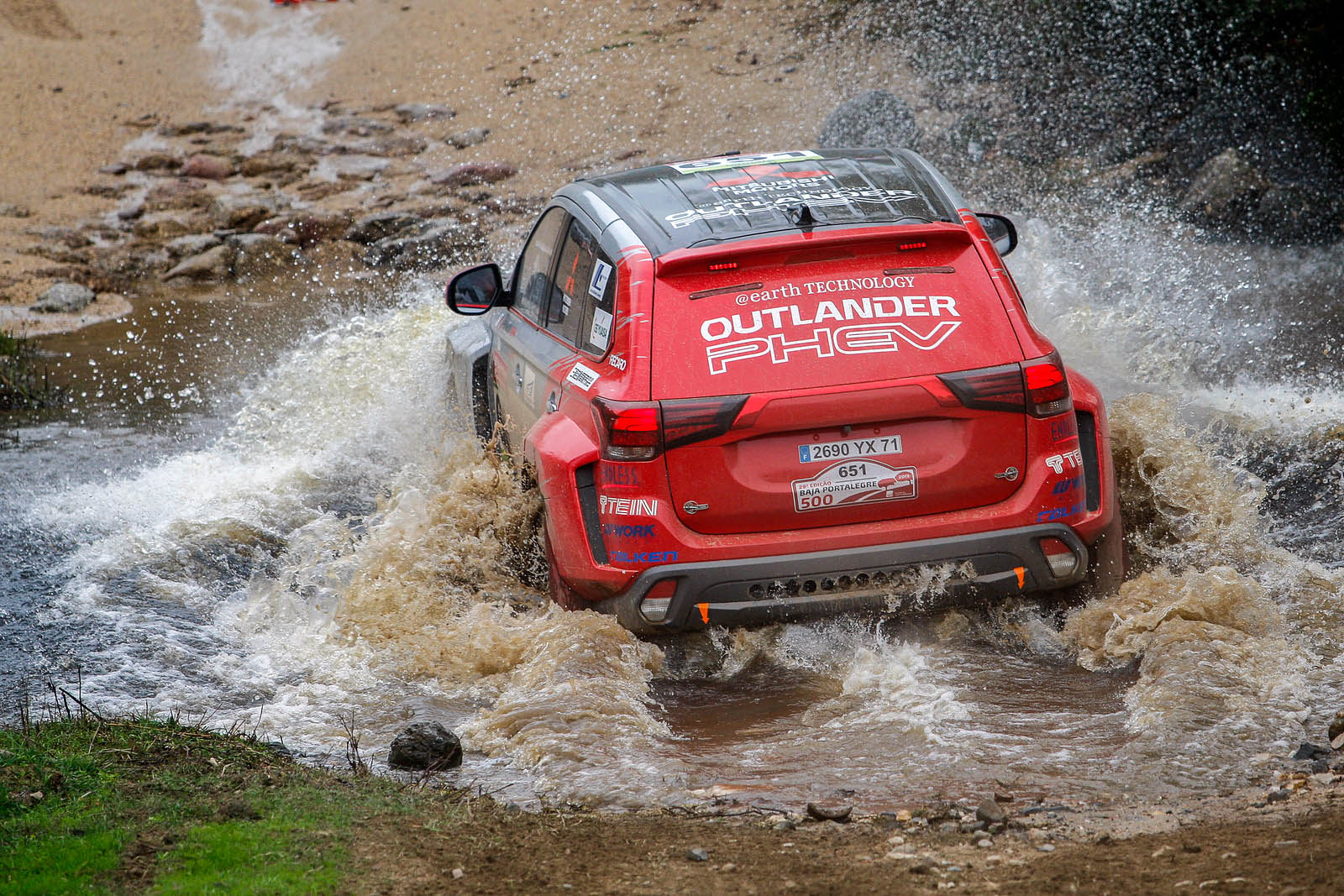 De Mitsubishi Outlander PHEV Racer nam deel aan Baja Portalegre 500 om te bewijzen dat plug-in hybride techniek ook onder zware omstandigheden zijn dienst bewijst.