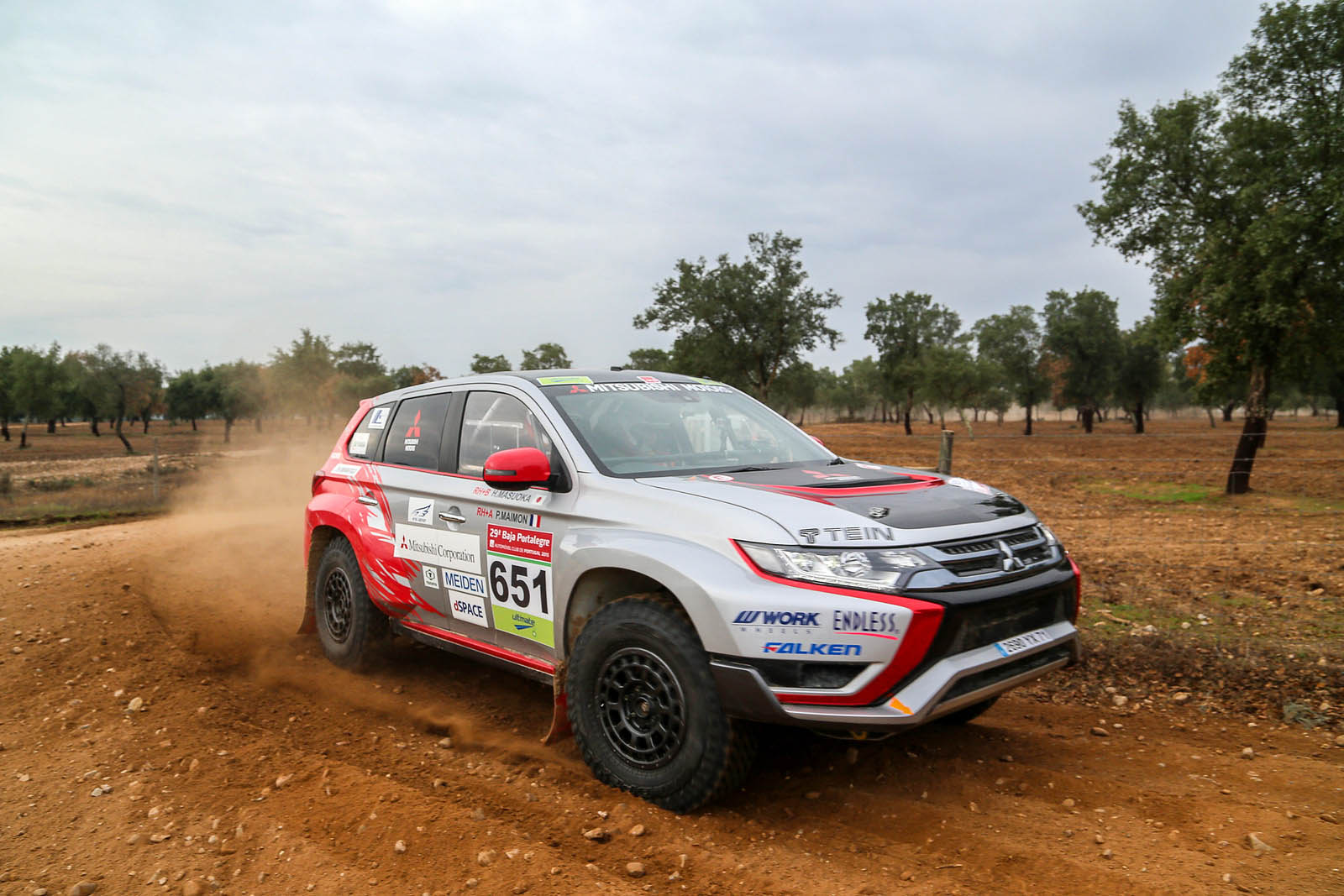 De Mitsubishi Outlander PHEV Racer nam deel aan Baja Portalegre 500 om te bewijzen dat plug-in hybride techniek ook onder zware omstandigheden zijn dienst bewijst.