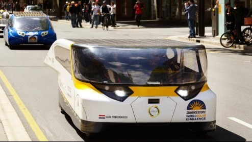 Solar Team Eindhoven heeft bij de World Solar Challenge met Stella de cruiser-klasse gewonnen, de categorie voor gezinsauto's op zonne-energie.