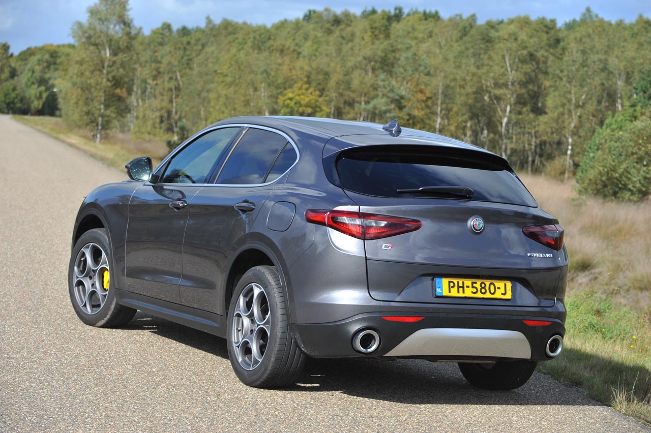 Alfa Romeo treedt met de nieuwe Stelvio het segment van premium SUV's binnen. Een auto met voldoende interieurvolume, goede prestatie bij een bescheiden gebruik.