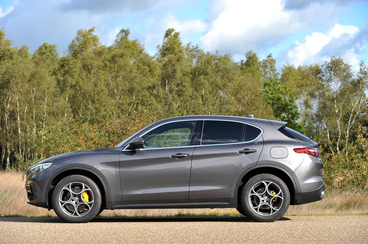 Alfa Romeo treedt met de nieuwe Stelvio het segment van premium SUV's binnen. Een auto met voldoende interieurvolume, goede prestatie bij een bescheiden gebruik.
