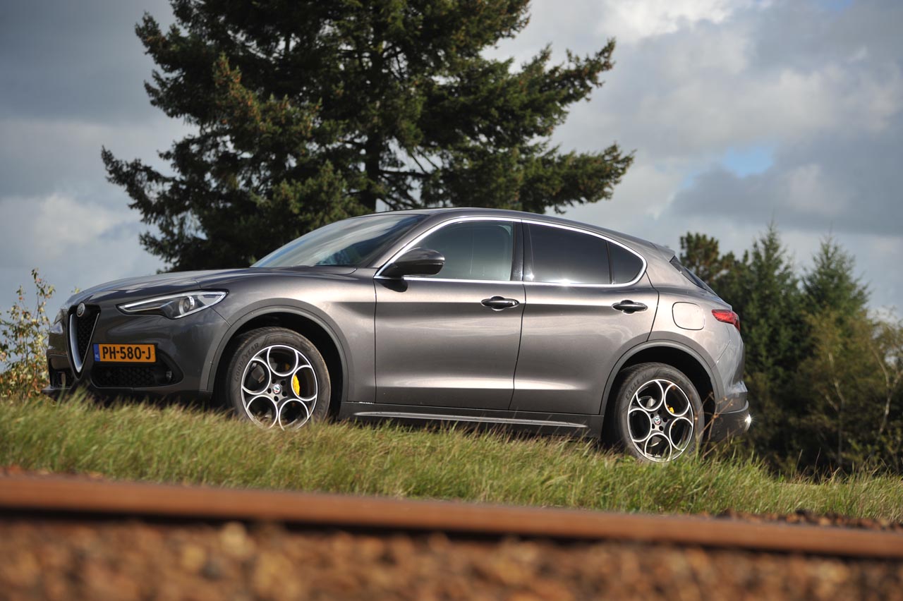 Alfa Romeo treedt met de nieuwe Stelvio het segment van premium SUV's binnen. Een auto met voldoende interieurvolume, goede prestatie bij een bescheiden gebruik.