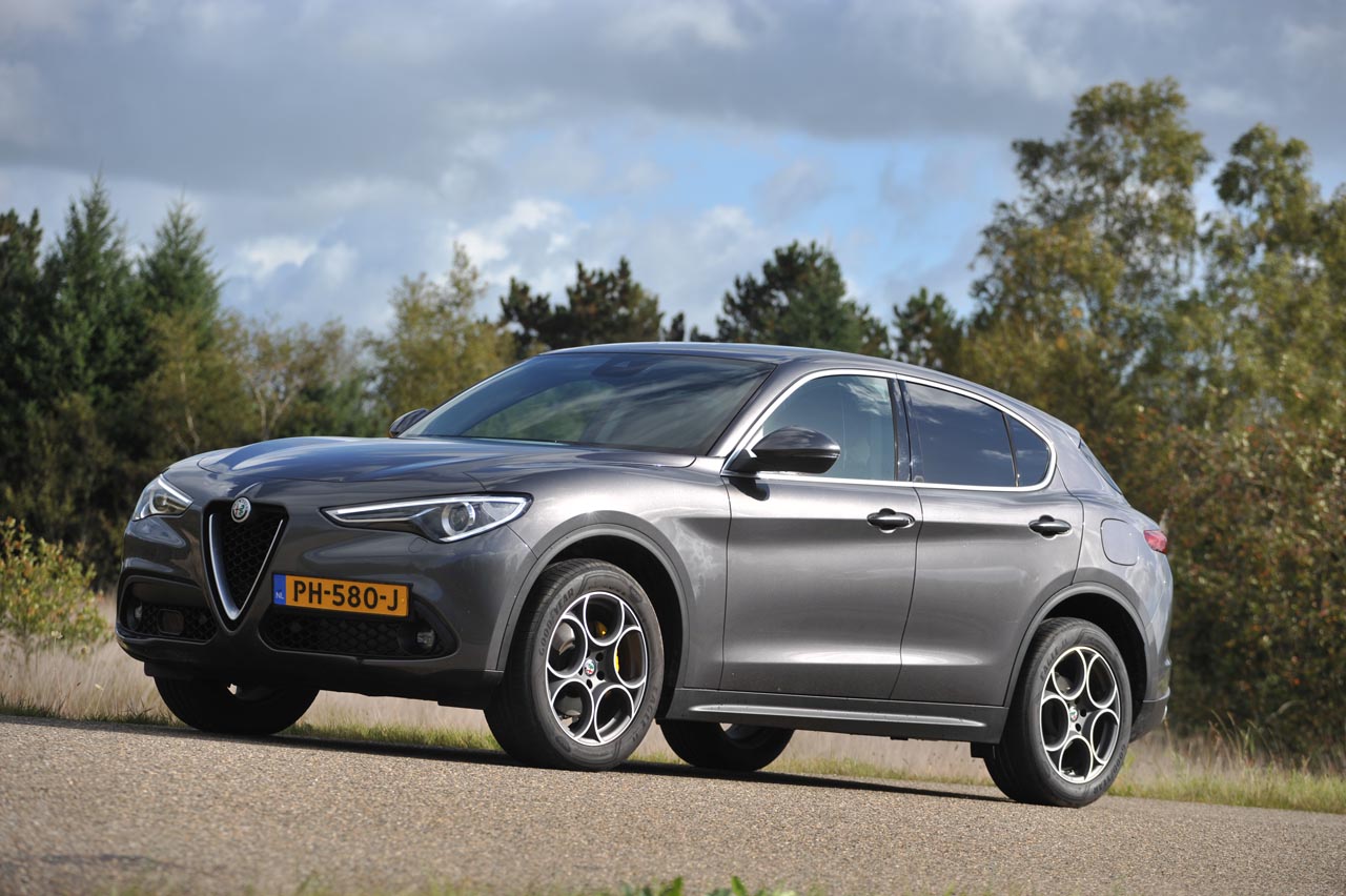 Alfa Romeo treedt met de nieuwe Stelvio het segment van premium SUV's binnen. Een auto met voldoende interieurvolume, goede prestatie bij een bescheiden gebruik.