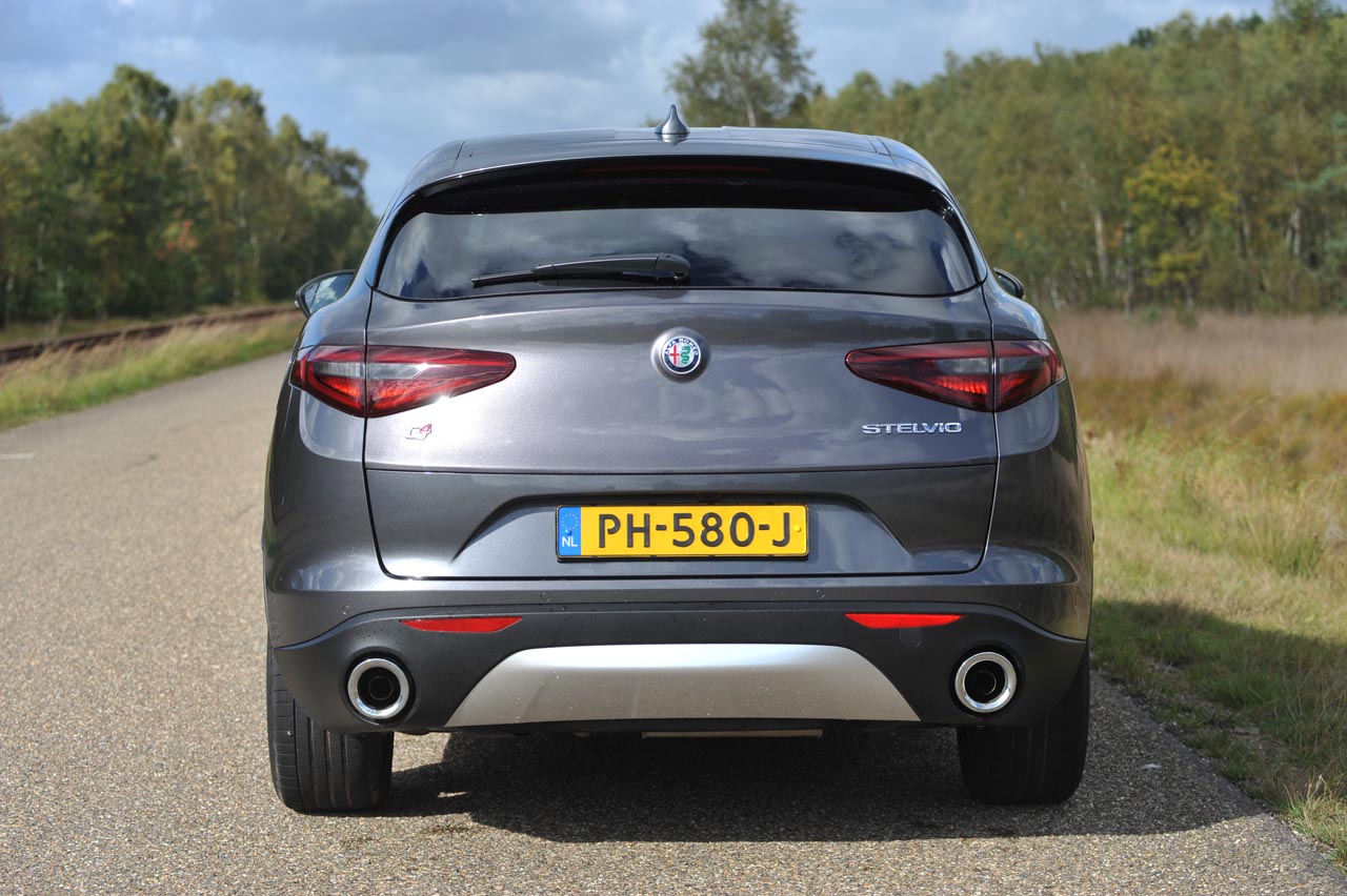 Alfa Romeo treedt met de nieuwe Stelvio het segment van premium SUV's binnen. Een auto met voldoende interieurvolume, goede prestatie bij een bescheiden gebruik.