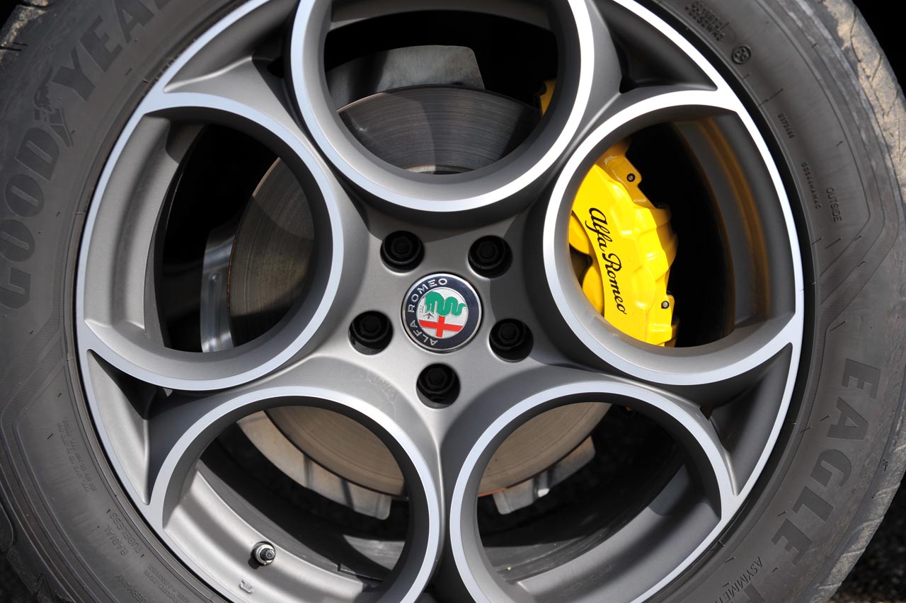 Alfa Romeo treedt met de nieuwe Stelvio het segment van premium SUV's binnen. Een auto met voldoende interieurvolume, goede prestatie bij een bescheiden gebruik.