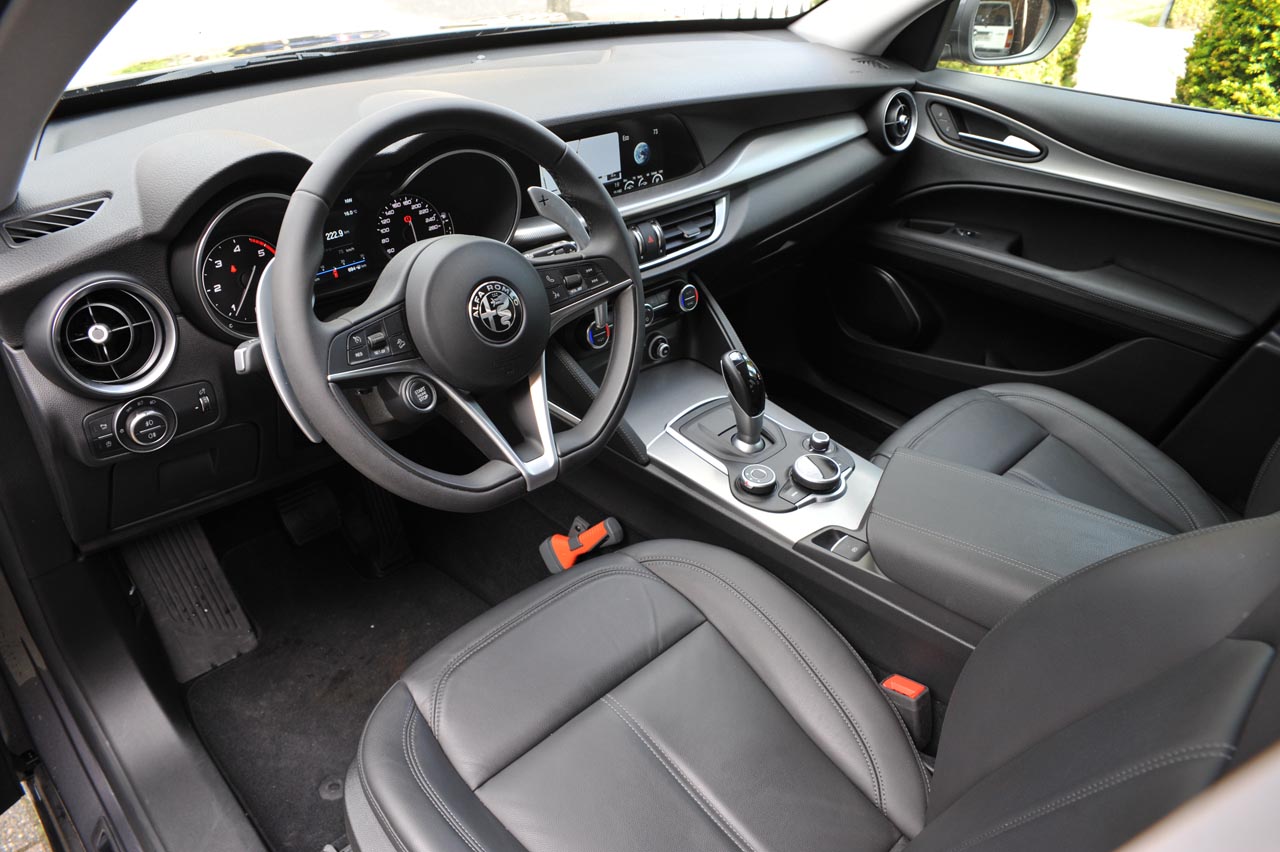Alfa Romeo treedt met de nieuwe Stelvio het segment van premium SUV's binnen. Een auto met voldoende interieurvolume, goede prestatie bij een bescheiden gebruik.