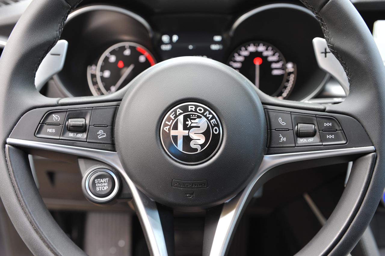 Alfa Romeo treedt met de nieuwe Stelvio het segment van premium SUV's binnen. Een auto met voldoende interieurvolume, goede prestatie bij een bescheiden gebruik.