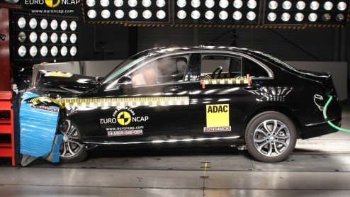 EuroNCAP test Hyundai i10 2014 en nieuwe Mercedes-Benz C-Klasse 2014.