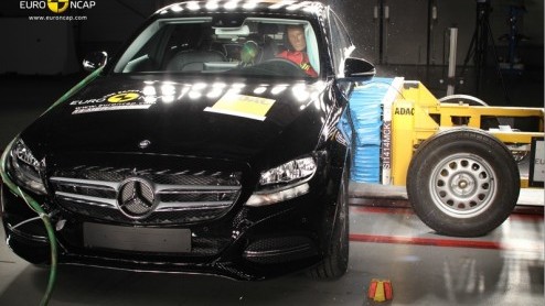 EuroNCAP test Hyundai i10 2014 en nieuwe Mercedes-Benz C-Klasse 2014.