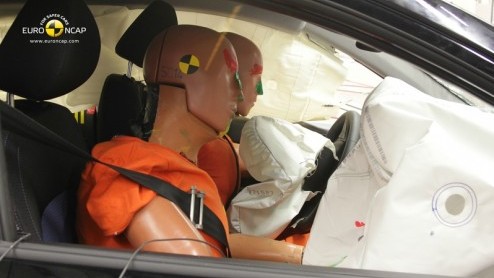 EuroNCAP test Hyundai i10 2014 en nieuwe Mercedes-Benz C-Klasse 2014.