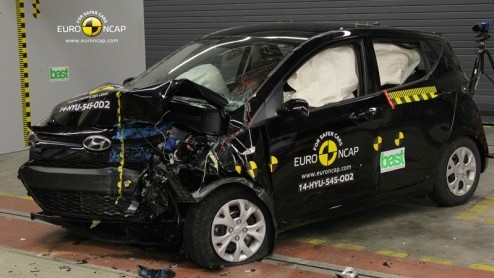 EuroNCAP test Hyundai i10 2014 en nieuwe Mercedes-Benz C-Klasse 2014.