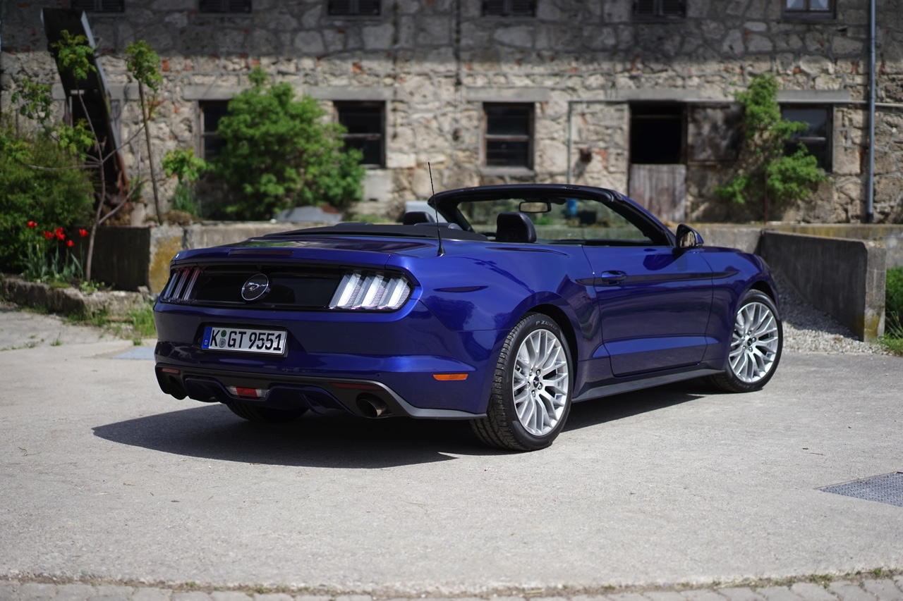 Autotest Ford Mustang 2.3 EcoBoost en 5.0 V8. We reden in Munchen met de nieuwe Ford Mustang, die je koopt als viercilinder maar eigenlijk wilt hebben als achtcilinder.