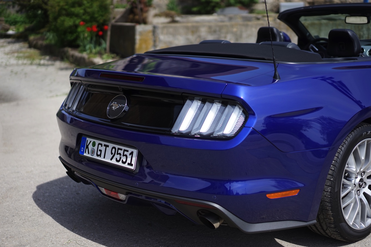 Autotest Ford Mustang 2.3 EcoBoost en 5.0 V8. We reden in Munchen met de nieuwe Ford Mustang, die je koopt als viercilinder maar eigenlijk wilt hebben als achtcilinder.