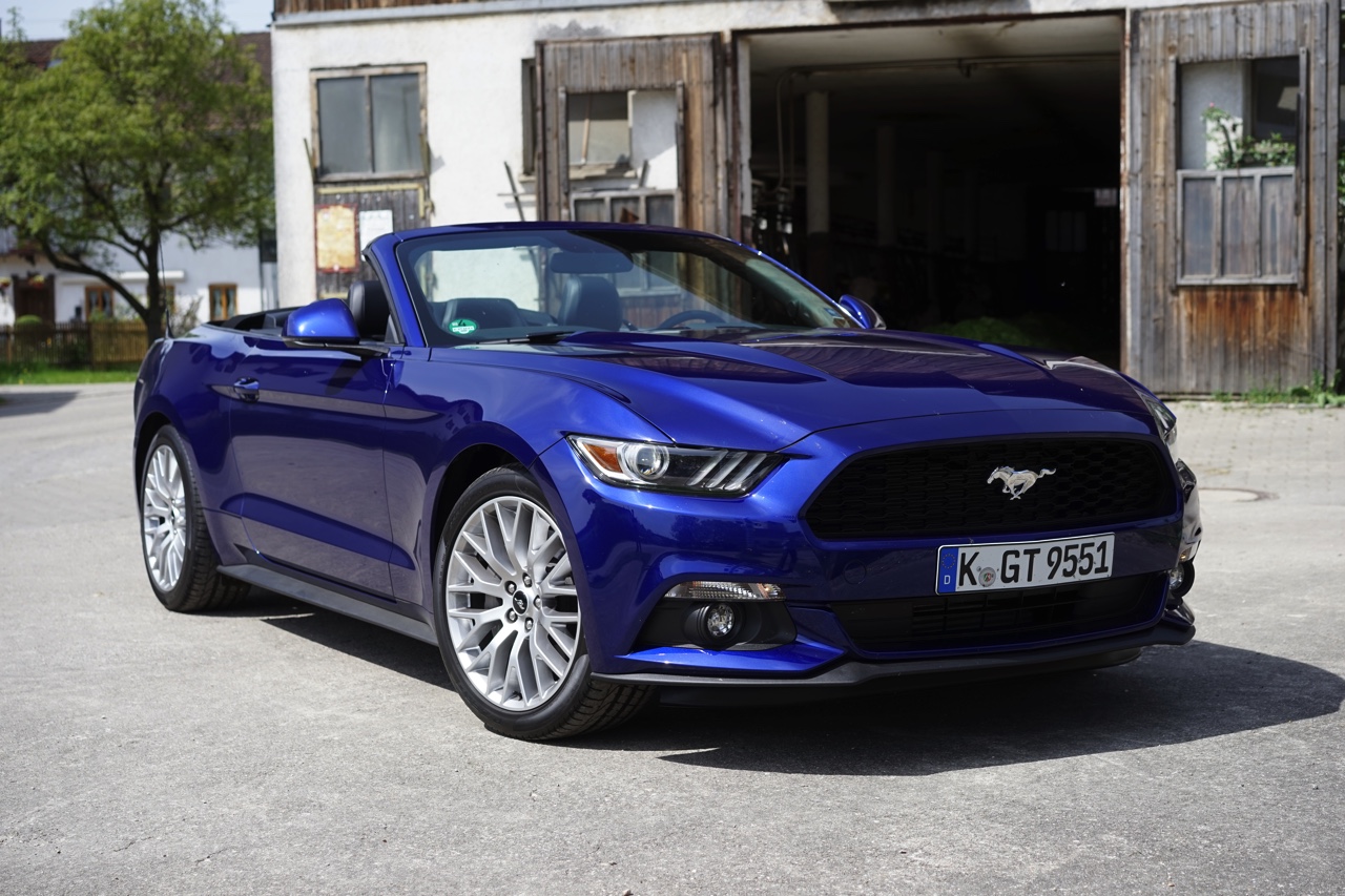 Autotest Ford Mustang 2.3 EcoBoost en 5.0 V8. We reden in Munchen met de nieuwe Ford Mustang, die je koopt als viercilinder maar eigenlijk wilt hebben als achtcilinder.