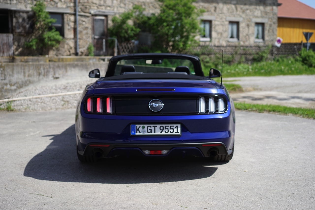 Autotest Ford Mustang 2.3 EcoBoost en 5.0 V8. We reden in Munchen met de nieuwe Ford Mustang, die je koopt als viercilinder maar eigenlijk wilt hebben als achtcilinder.