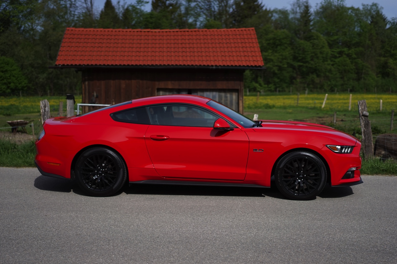 Autotest Ford Mustang 2.3 EcoBoost en 5.0 V8. We reden in Munchen met de nieuwe Ford Mustang, die je koopt als viercilinder maar eigenlijk wilt hebben als achtcilinder.
