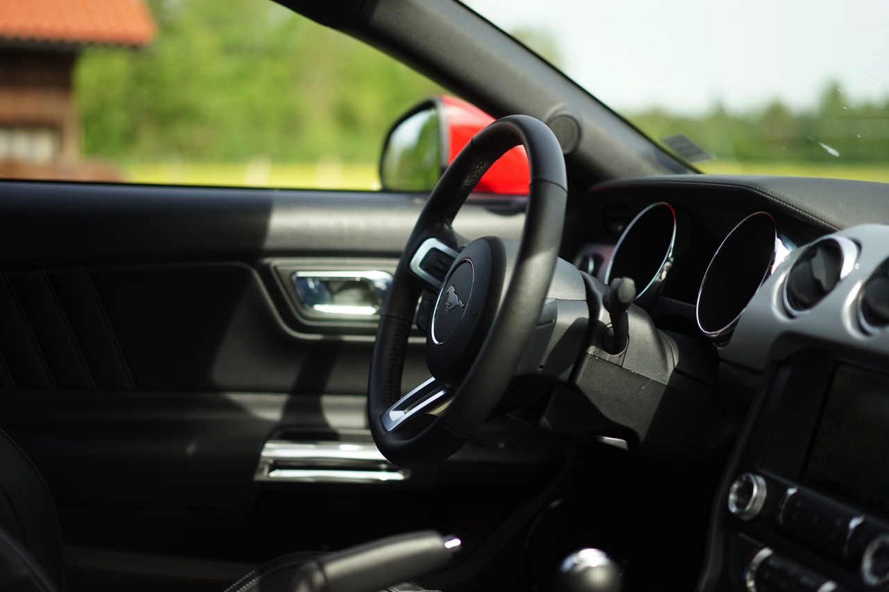 Autotest Ford Mustang 2.3 EcoBoost en 5.0 V8. We reden in Munchen met de nieuwe Ford Mustang, die je koopt als viercilinder maar eigenlijk wilt hebben als achtcilinder.