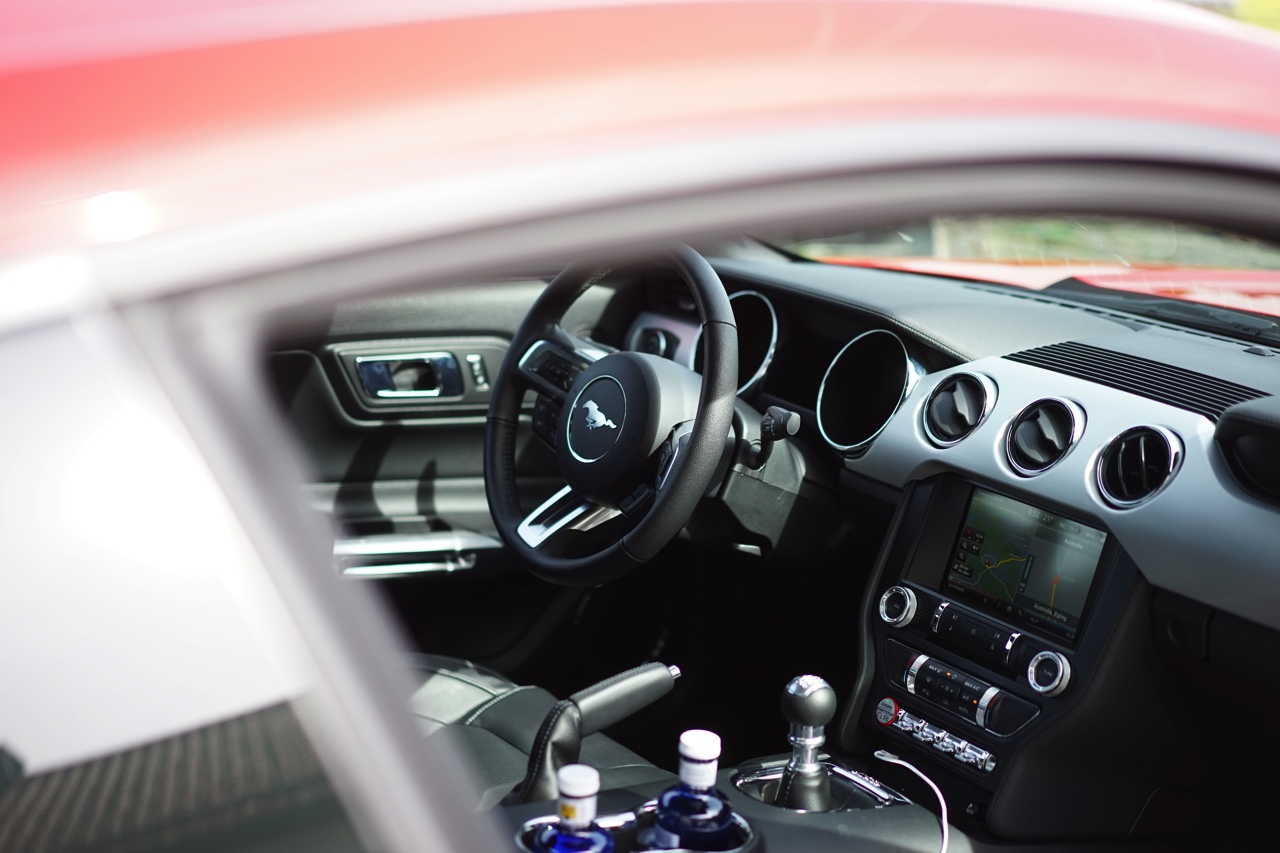 Autotest Ford Mustang 2.3 EcoBoost en 5.0 V8. We reden in Munchen met de nieuwe Ford Mustang, die je koopt als viercilinder maar eigenlijk wilt hebben als achtcilinder.