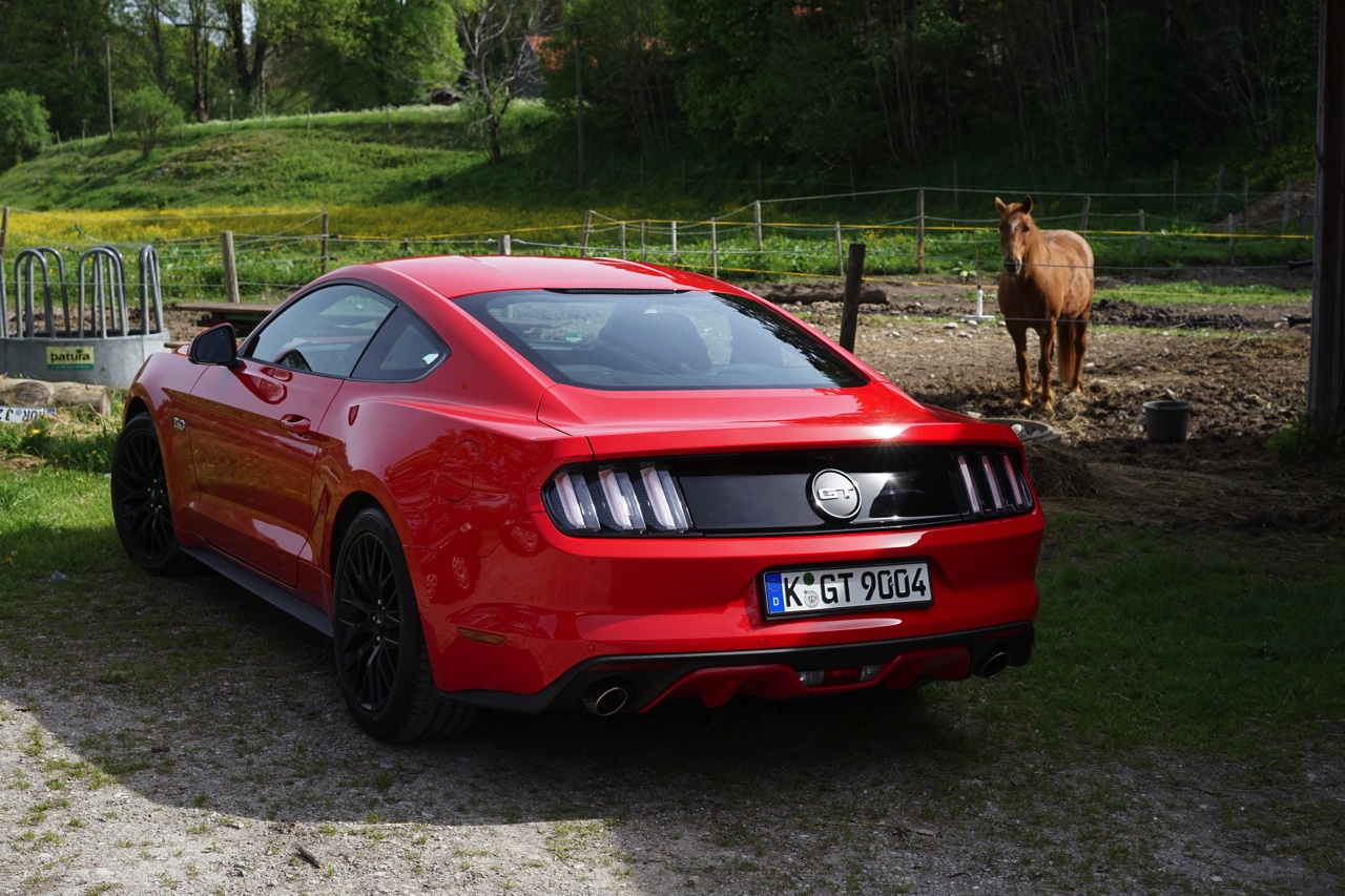 Autotest Ford Mustang 2.3 EcoBoost en 5.0 V8. We reden in Munchen met de nieuwe Ford Mustang, die je koopt als viercilinder maar eigenlijk wilt hebben als achtcilinder.