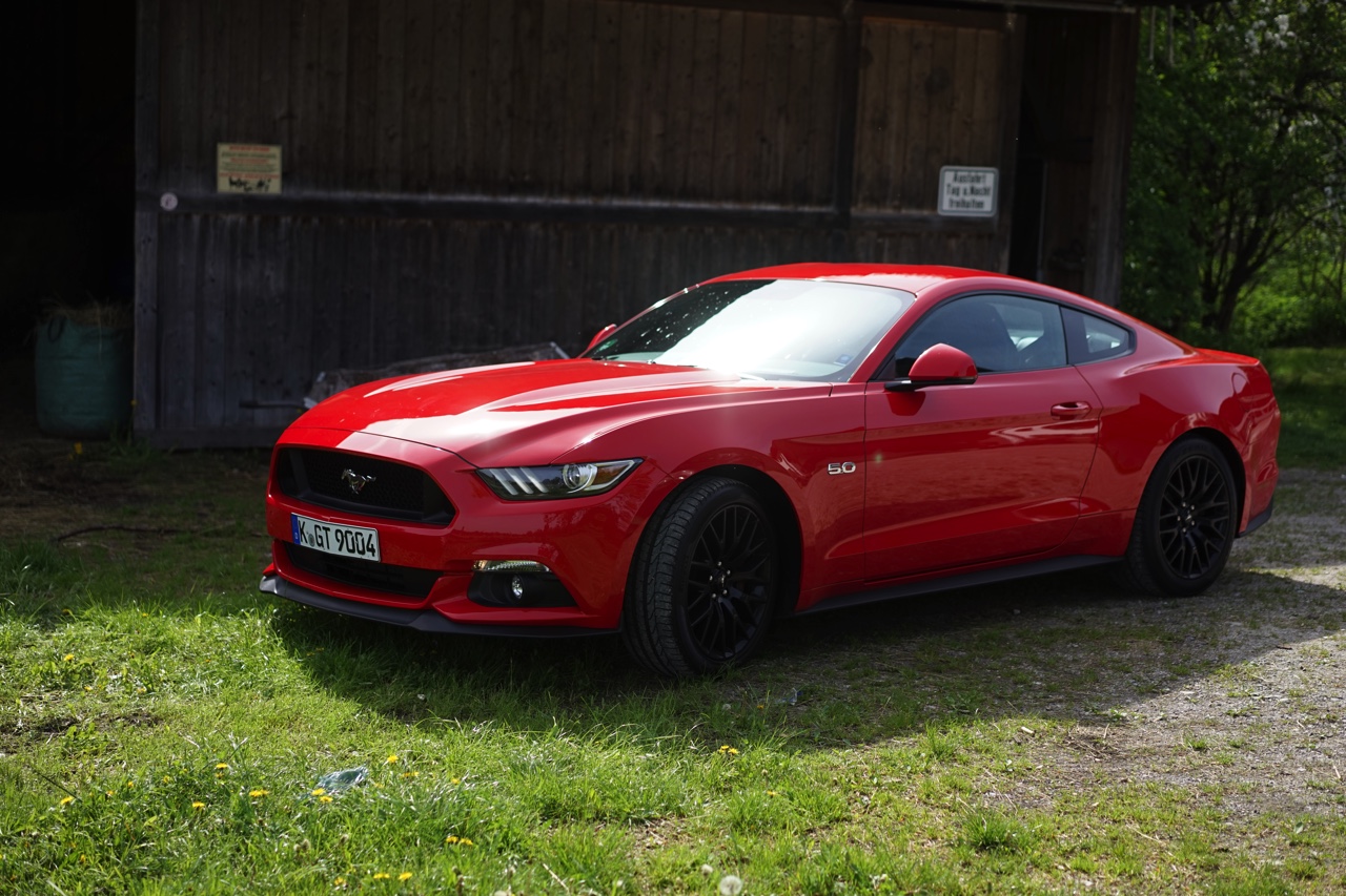 Autotest Ford Mustang 2.3 EcoBoost en 5.0 V8. We reden in Munchen met de nieuwe Ford Mustang, die je koopt als viercilinder maar eigenlijk wilt hebben als achtcilinder.
