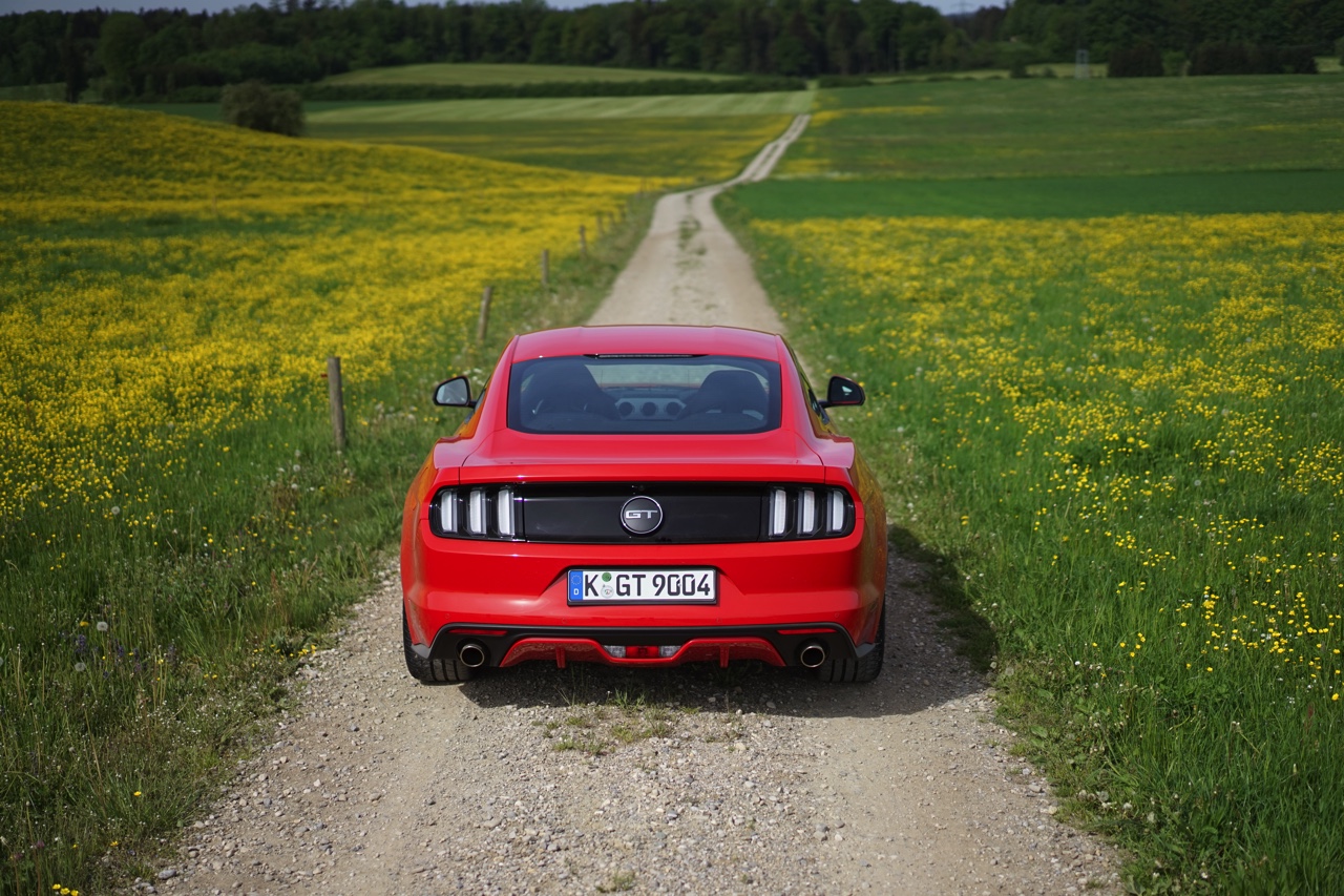 Autotest Ford Mustang 2.3 EcoBoost en 5.0 V8. We reden in Munchen met de nieuwe Ford Mustang, die je koopt als viercilinder maar eigenlijk wilt hebben als achtcilinder.