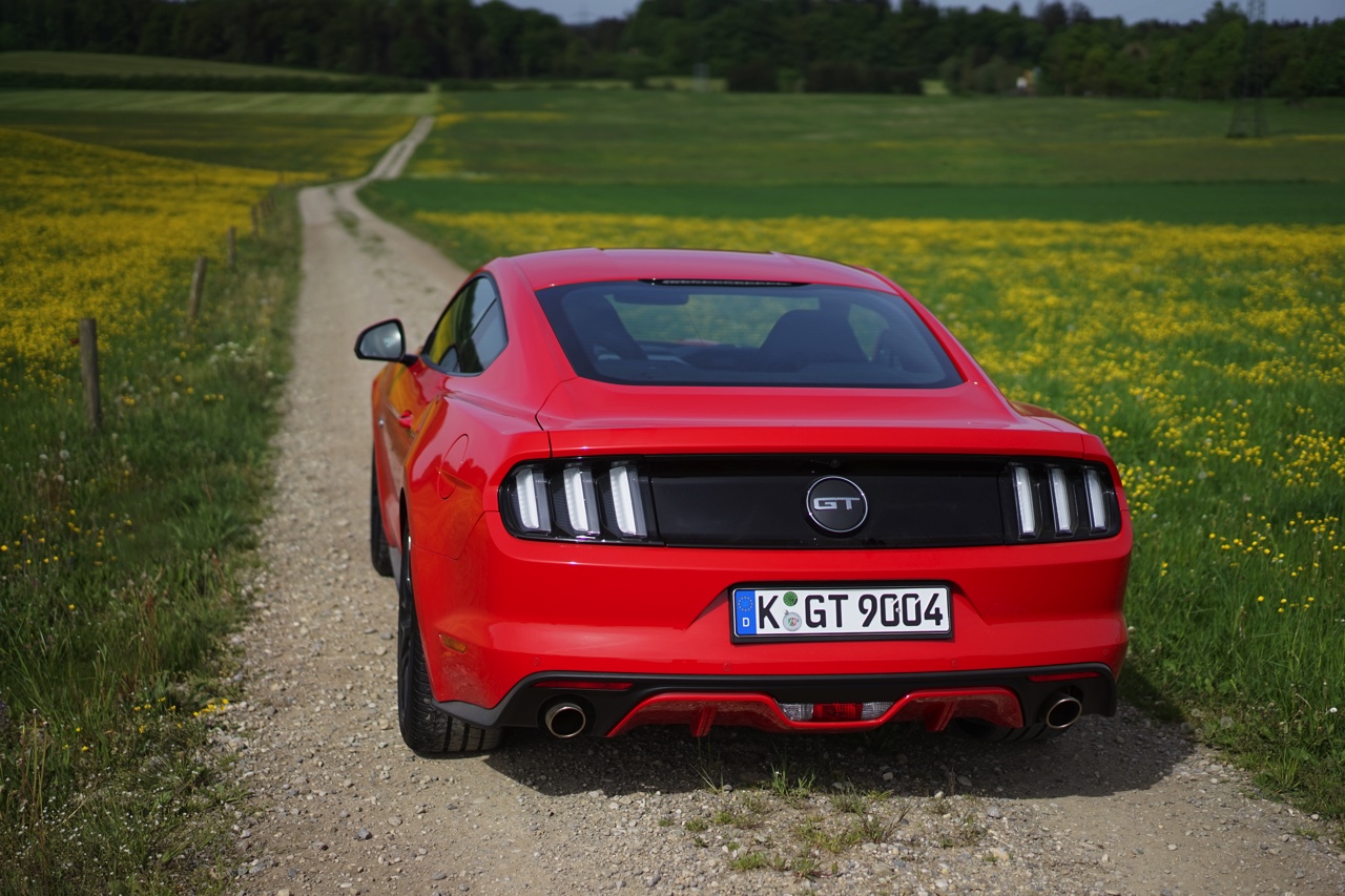 Autotest Ford Mustang 2.3 EcoBoost en 5.0 V8. We reden in Munchen met de nieuwe Ford Mustang, die je koopt als viercilinder maar eigenlijk wilt hebben als achtcilinder.