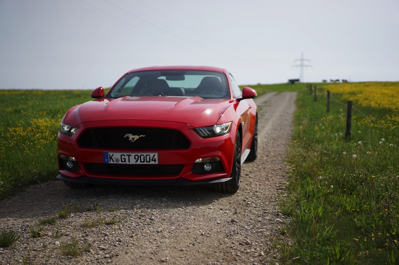 Autotest Ford Mustang 2.3 EcoBoost en 5.0 V8. We reden in Munchen met de nieuwe Ford Mustang, die je koopt als viercilinder maar eigenlijk wilt hebben als achtcilinder.