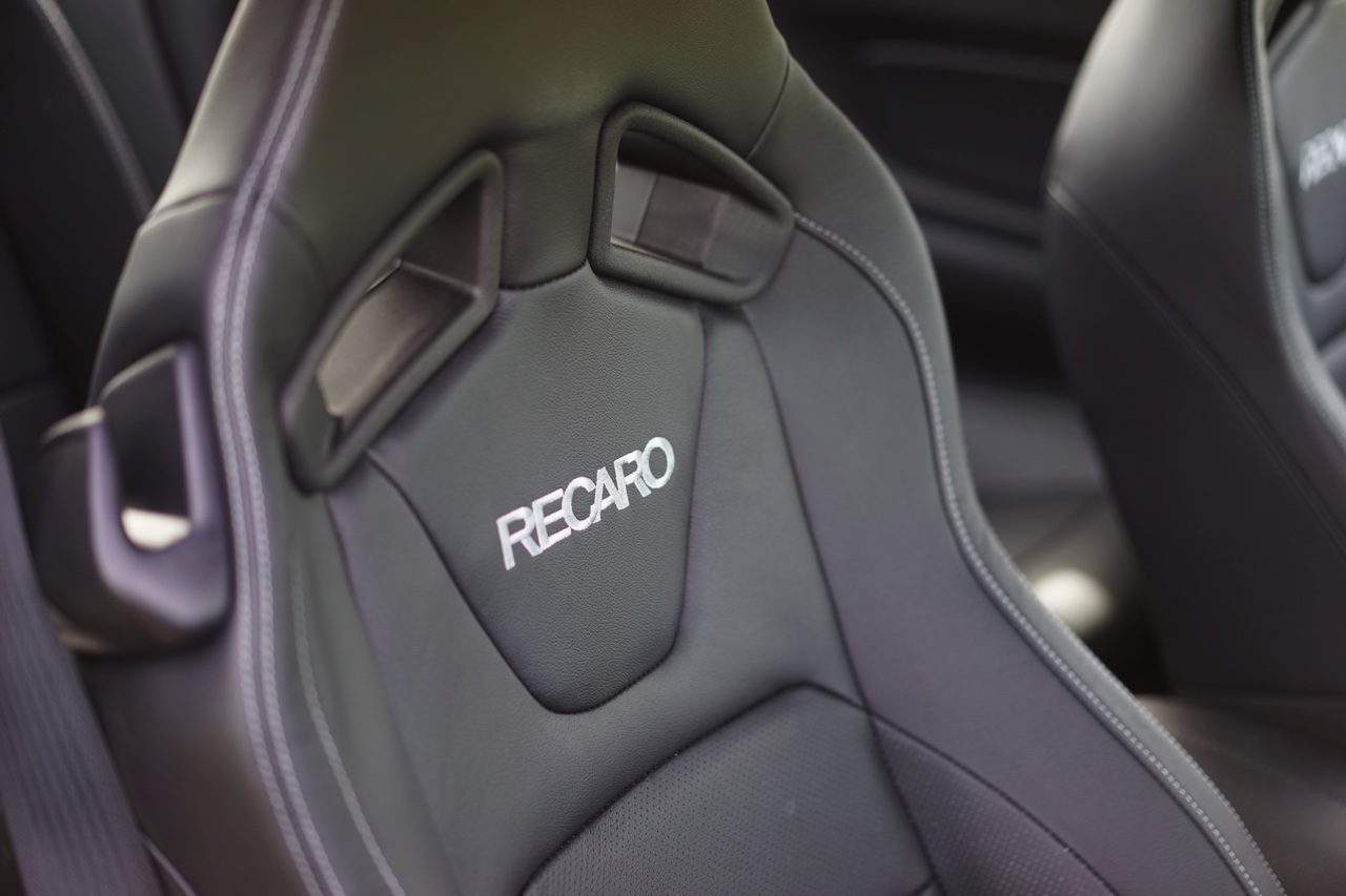 Autotest Ford Mustang 2.3 EcoBoost en 5.0 V8. We reden in Munchen met de nieuwe Ford Mustang, die je koopt als viercilinder maar eigenlijk wilt hebben als achtcilinder.