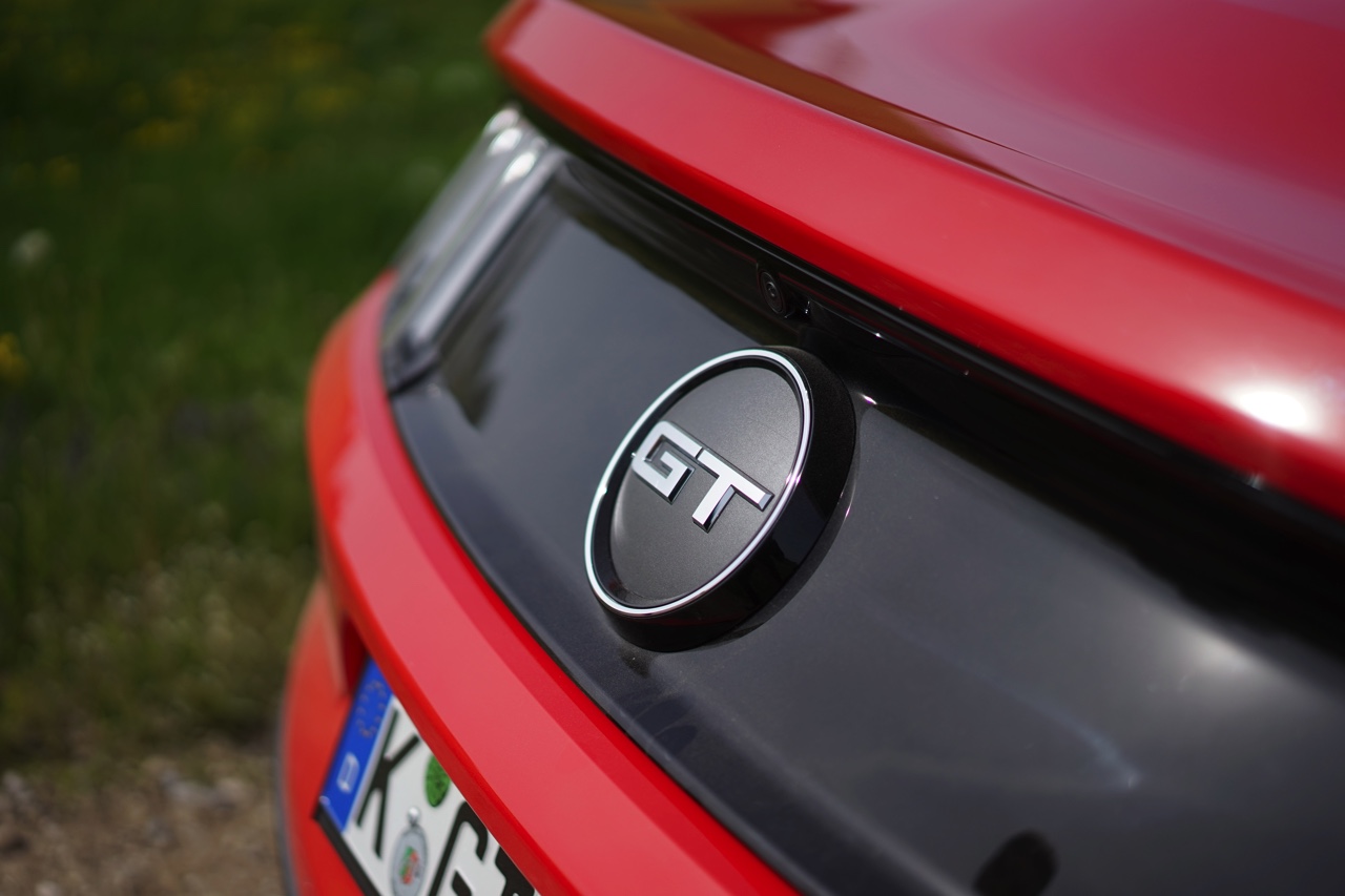 Autotest Ford Mustang 2.3 EcoBoost en 5.0 V8. We reden in Munchen met de nieuwe Ford Mustang, die je koopt als viercilinder maar eigenlijk wilt hebben als achtcilinder.