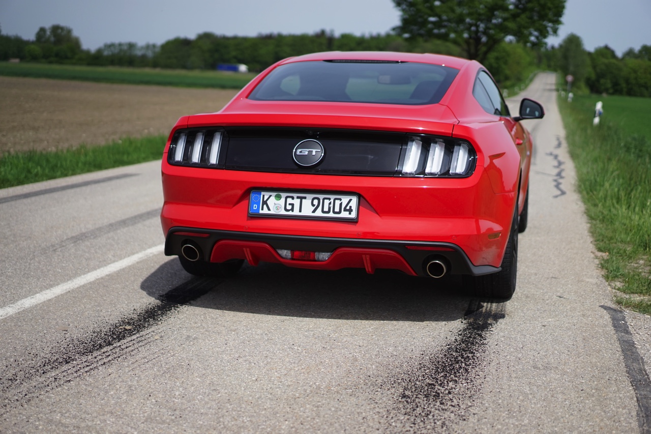 Autotest Ford Mustang 2.3 EcoBoost en 5.0 V8. We reden in Munchen met de nieuwe Ford Mustang, die je koopt als viercilinder maar eigenlijk wilt hebben als achtcilinder.