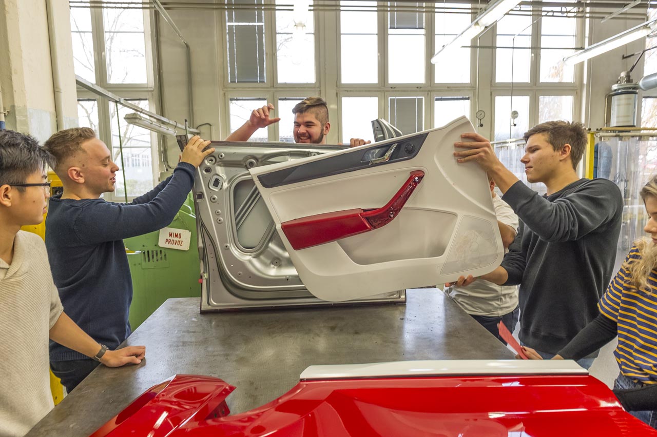 Twintig studenten van verschillende disciplines bouwen bij Skoda een Karoq Cabriolet.