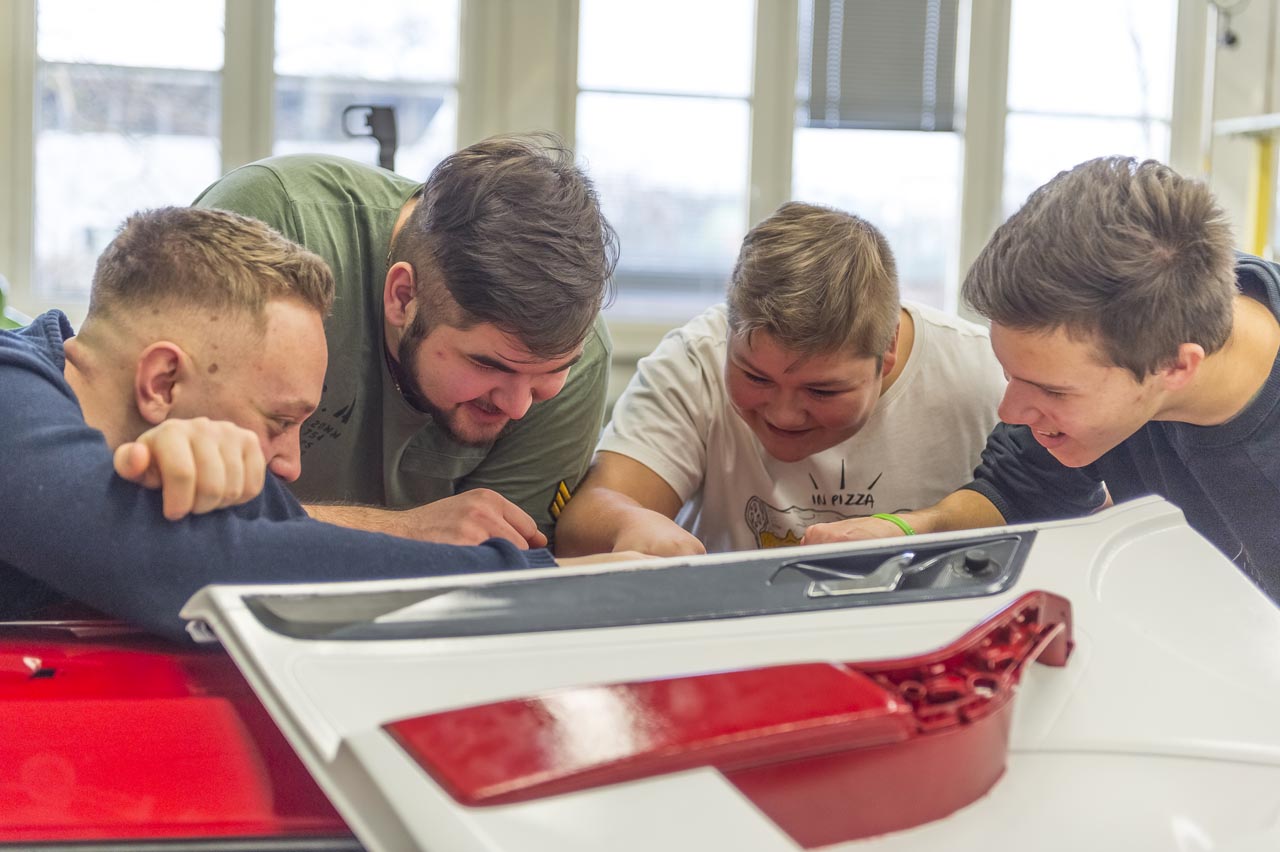 Twintig studenten van verschillende disciplines bouwen bij Skoda een Karoq Cabriolet.