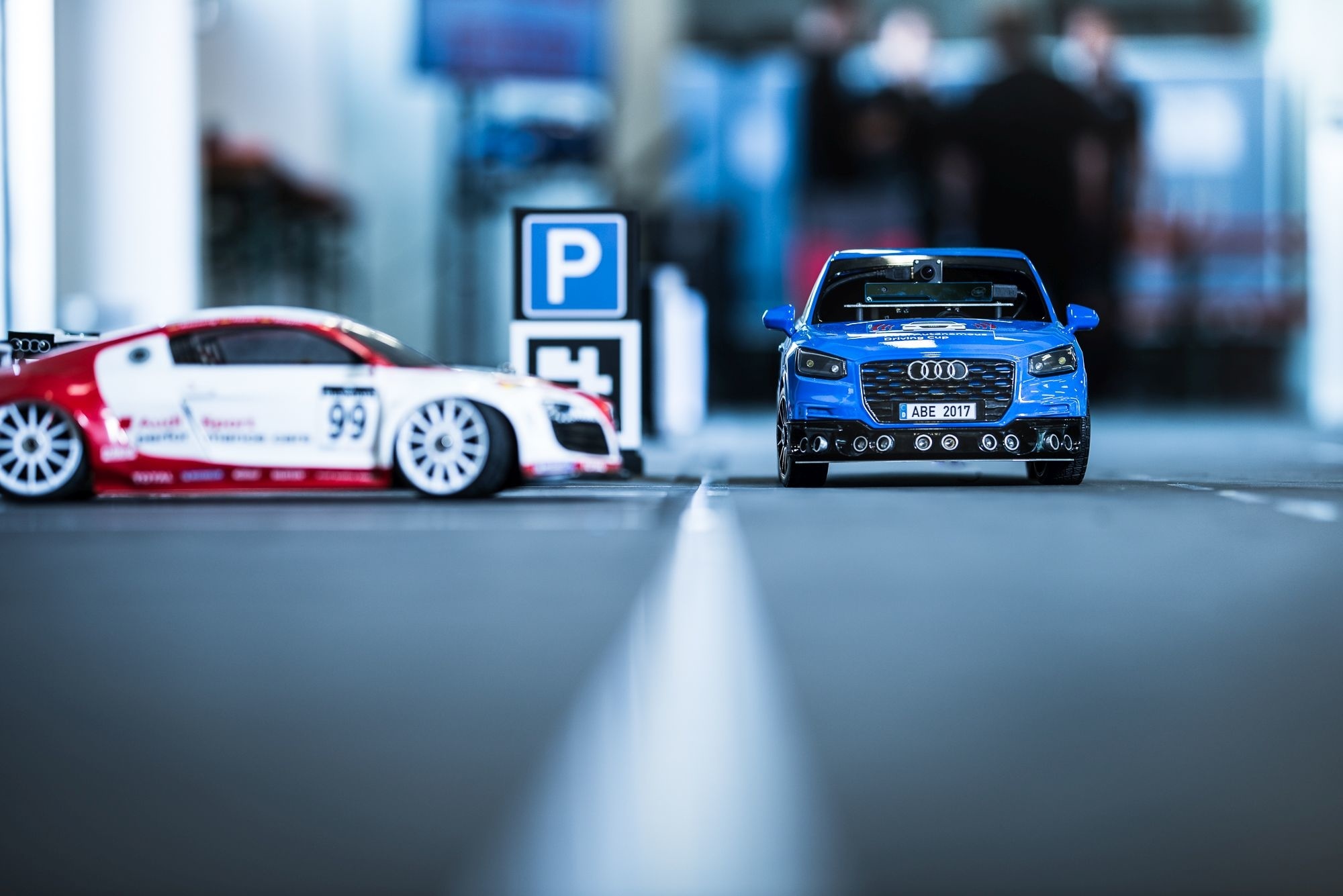 Studenten van 8 universiteiten strijden om een hoofdprijs van 10.000 euro tijdens de Audi Autonomous driving Cup.