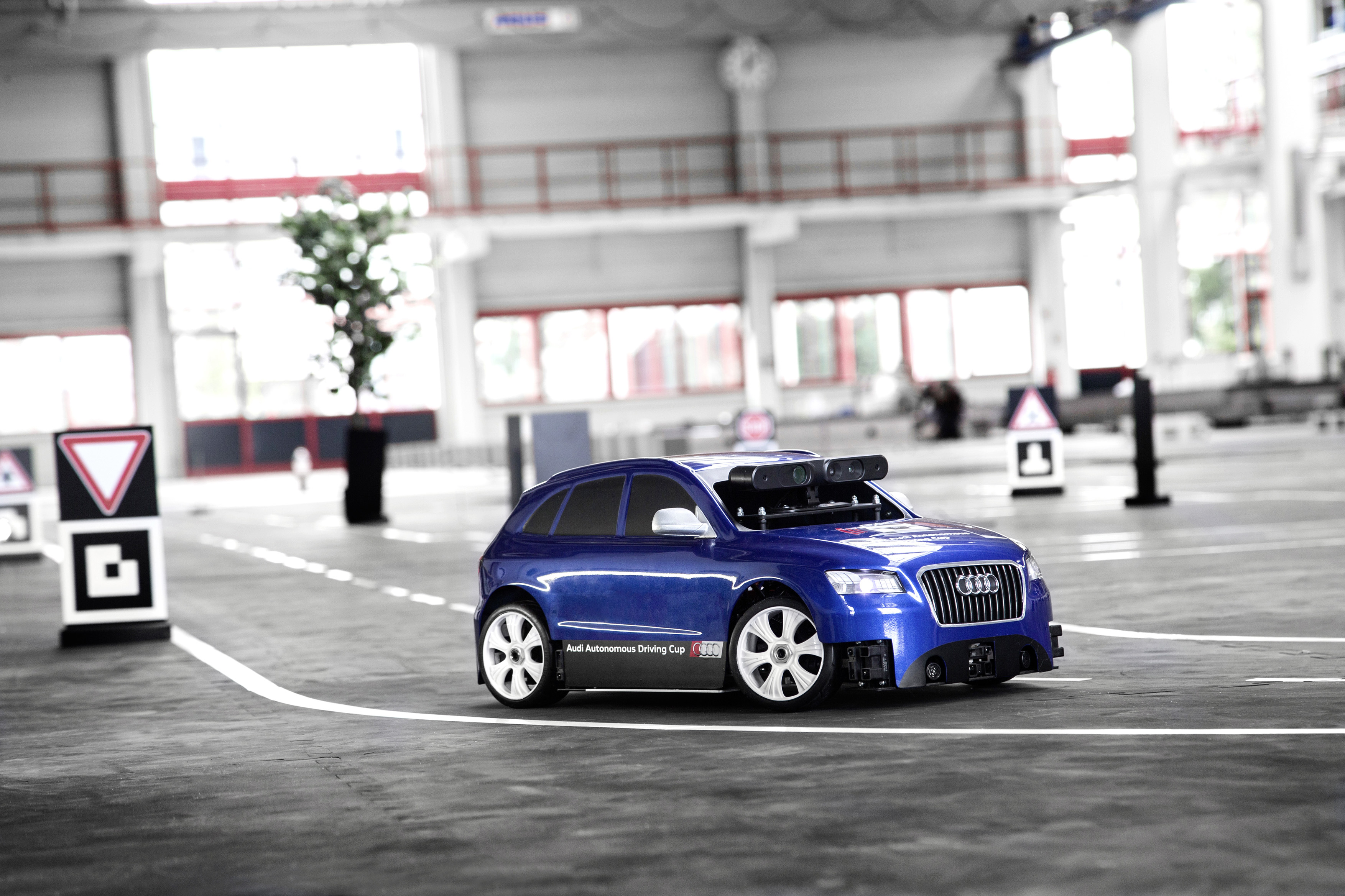 Audi organiseert Autonomous Driving Cup op 25 en 26 maart voor studententeams met een Audi Q5 op schaal 1:8. De beste zelfrijdende Q5 wordt beloond met 10.000 euro.