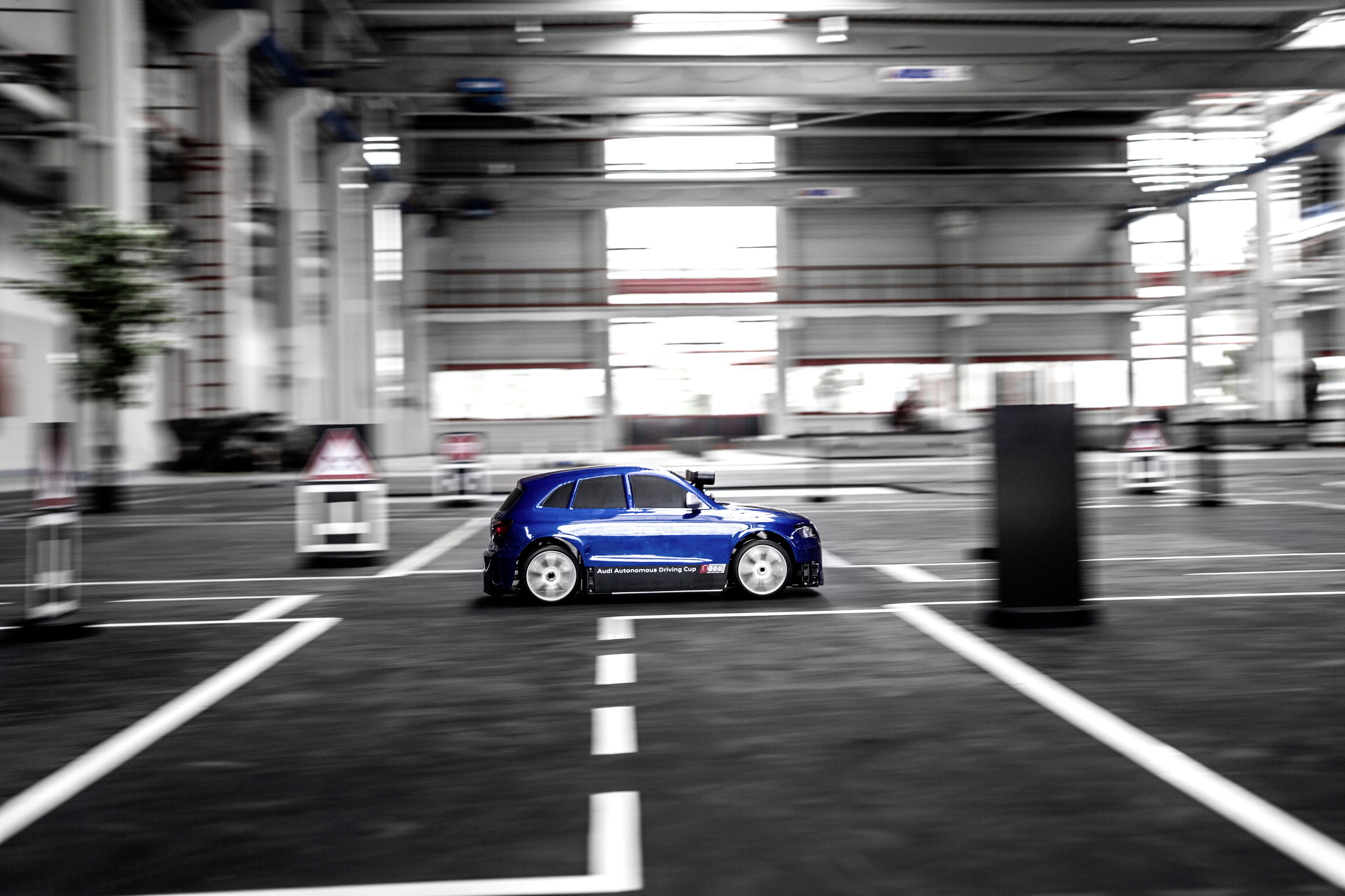 Audi organiseert Autonomous Driving Cup op 25 en 26 maart voor studententeams met een Audi Q5 op schaal 1:8. De beste zelfrijdende Q5 wordt beloond met 10.000 euro.
