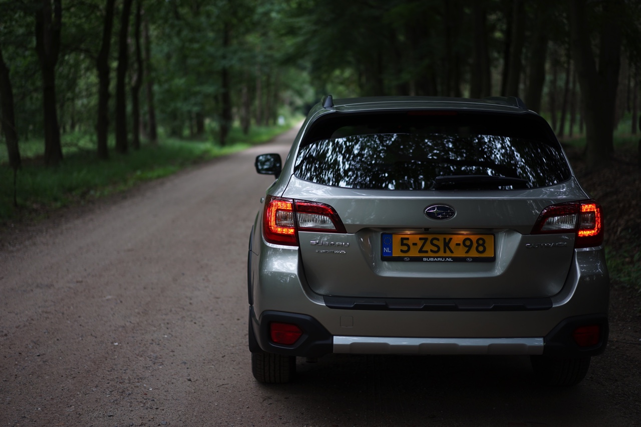 Autotest Subaru Outback 2015; Inmiddels zijn we aanbeland bij de vijfde generatie van de auto. Het recept bleef al die jaren hetzelfde, maar de nieuwe overtuigt behoorlijk.
