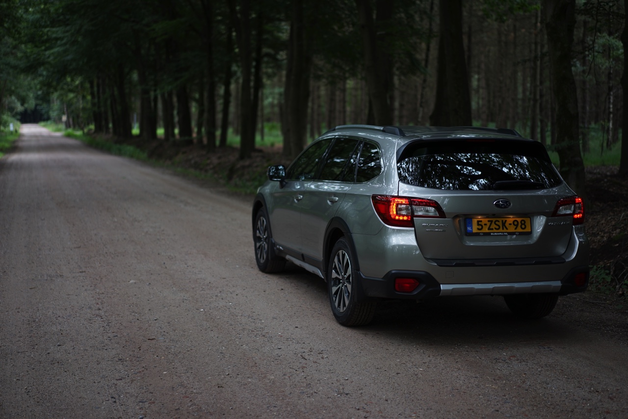 Autotest Subaru Outback 2015; Inmiddels zijn we aanbeland bij de vijfde generatie van de auto. Het recept bleef al die jaren hetzelfde, maar de nieuwe overtuigt behoorlijk.