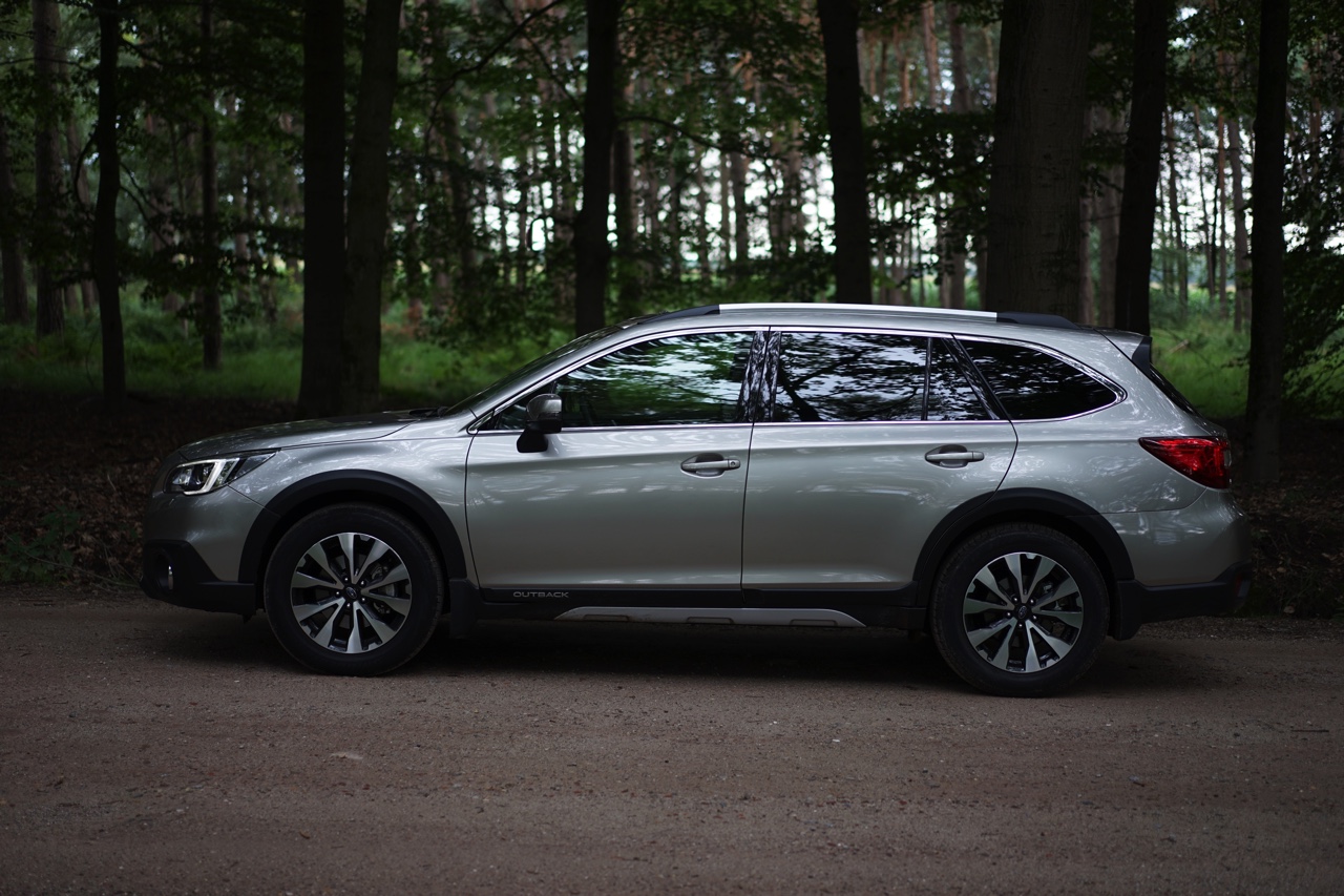 Autotest Subaru Outback 2015; Inmiddels zijn we aanbeland bij de vijfde generatie van de auto. Het recept bleef al die jaren hetzelfde, maar de nieuwe overtuigt behoorlijk.
