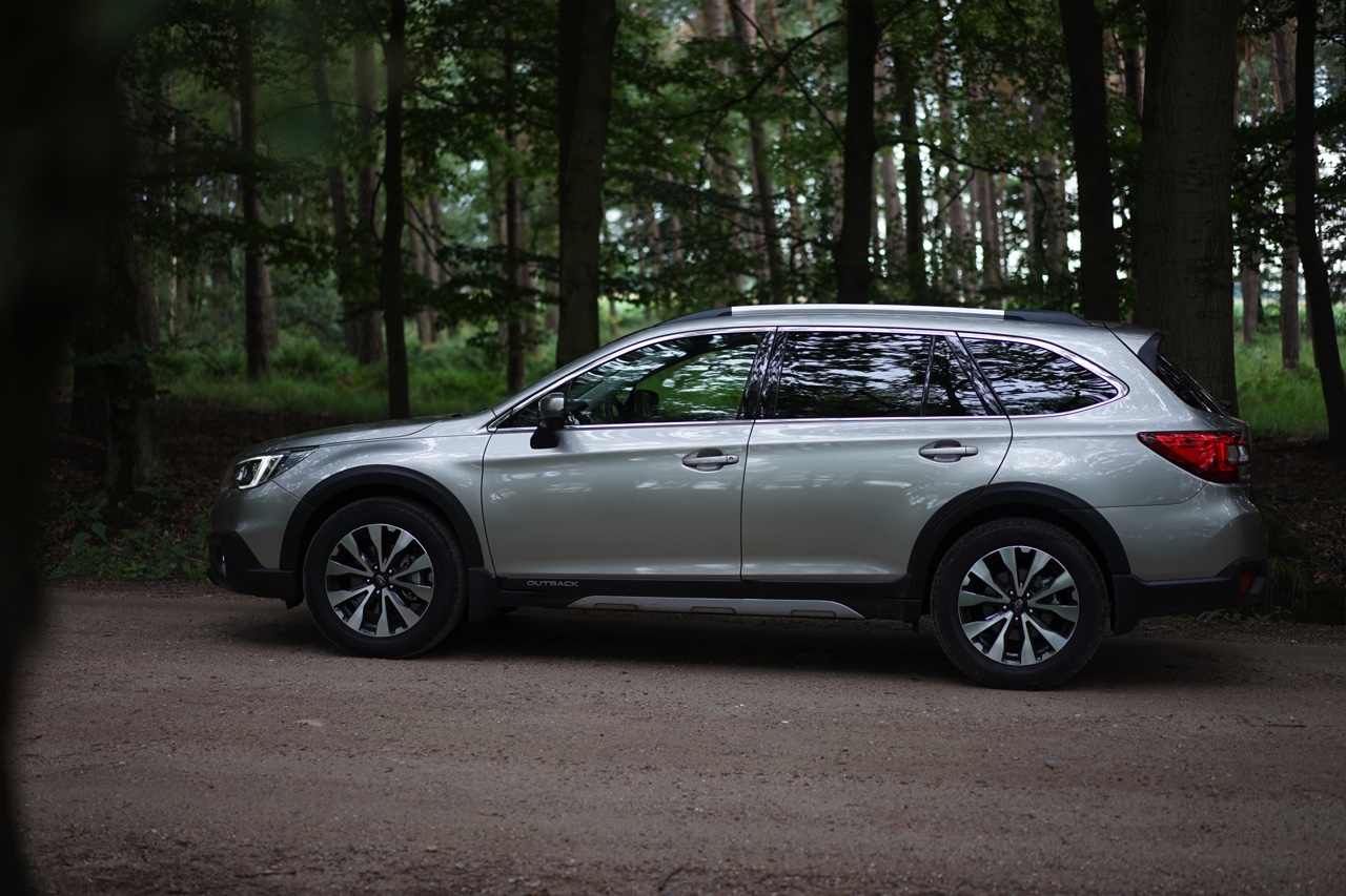 Autotest Subaru Outback 2015; Inmiddels zijn we aanbeland bij de vijfde generatie van de auto. Het recept bleef al die jaren hetzelfde, maar de nieuwe overtuigt behoorlijk.
