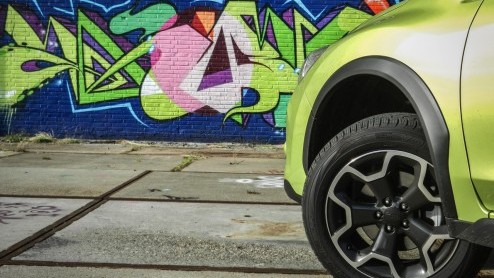 De Subaru XV loopt stage op de AutoVandaag-redactie. Een warm welkom voor de crossover.