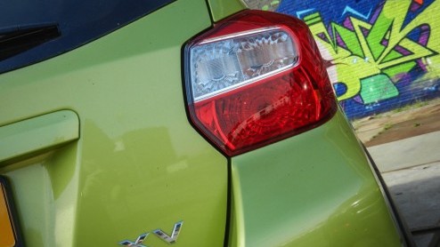 De Subaru XV loopt stage op de AutoVandaag-redactie. Een warm welkom voor de crossover.