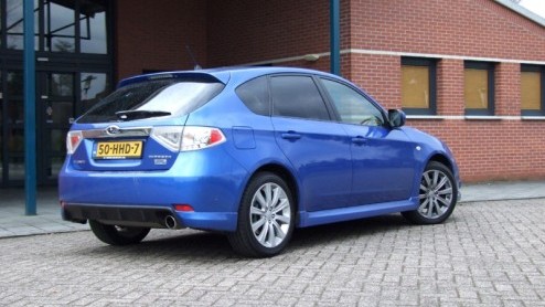 Daar staan we dan, oog in oog met een blauwe Impreza met dikke wielen en dito luchthapper bovenop de motorkap. Duidelijk, een WRX STI. Fout! Onder de kap hangt namelijk gewoon een diesel. Of ja, gewoo